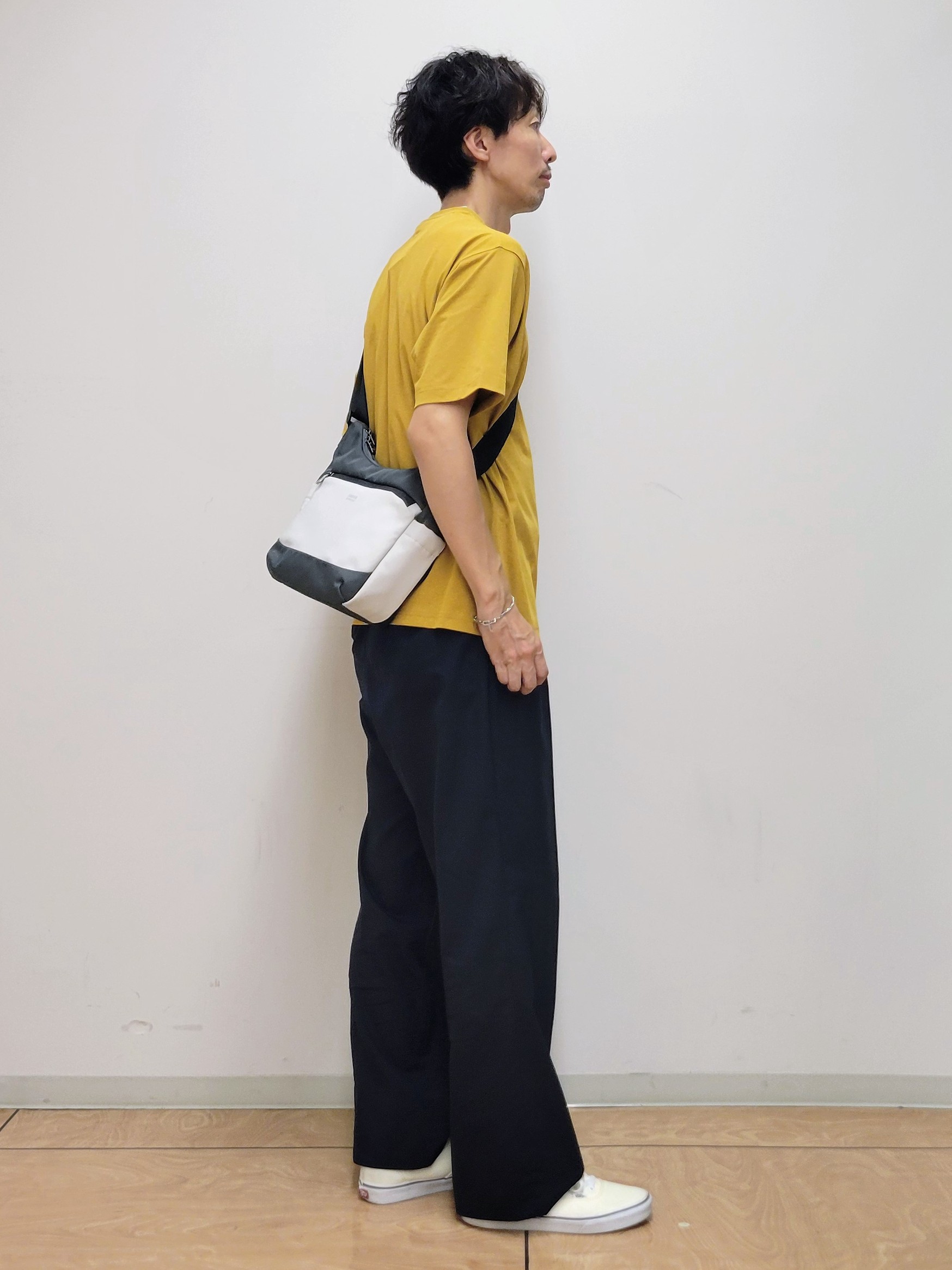 piroyaさんの「TAKEO KIKUCHI｜【汗染み軽減/接触冷感】フェイクレイヤード ワンポイント刺繍Ｔシャツ」を使ったコーディネート