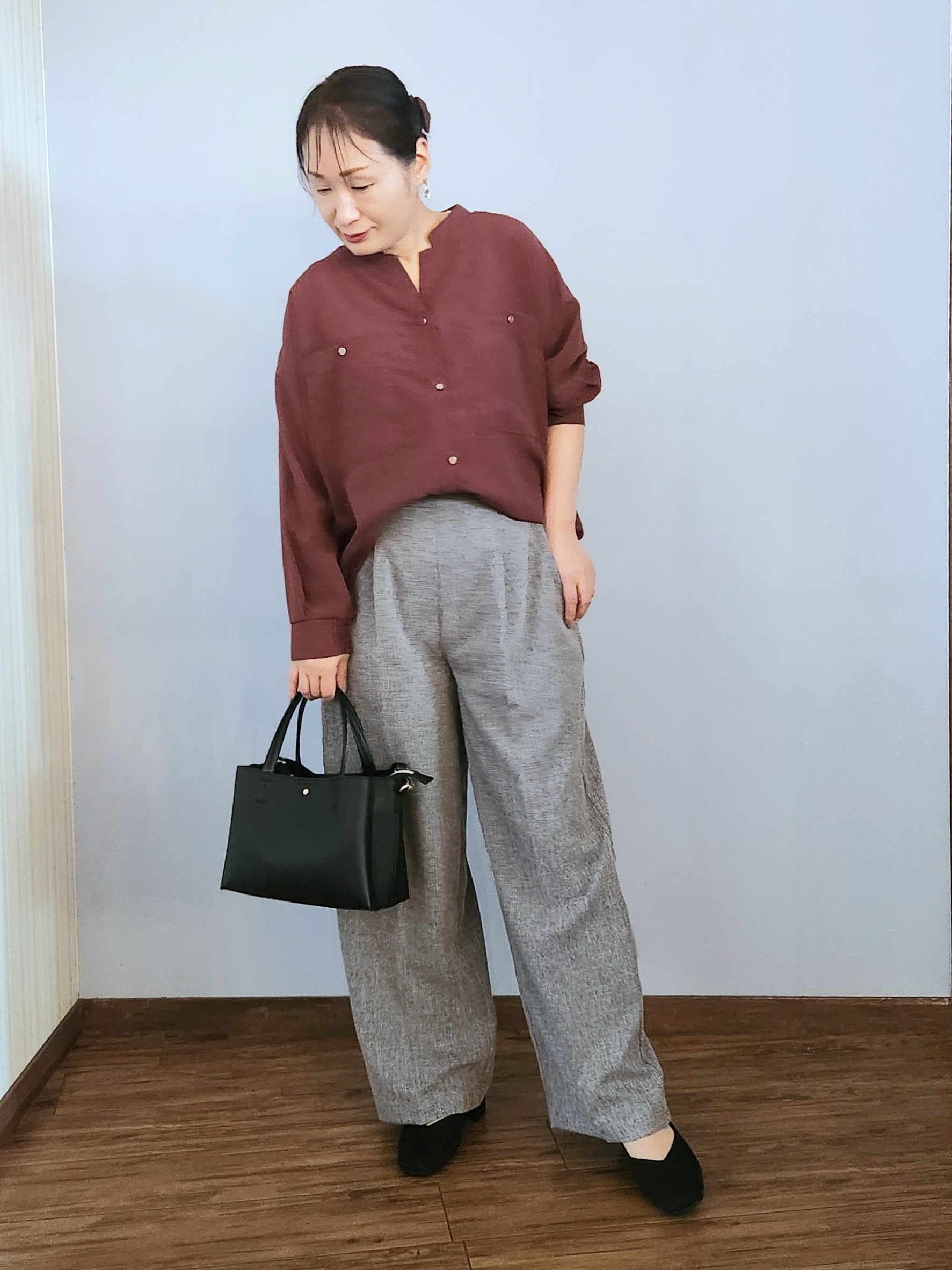 くまさんの「SHOO･LA･RUE｜【洗濯後しわになりにくい/S-LL】キーネック金ボタンポケットシャツ」を使ったコーディネート