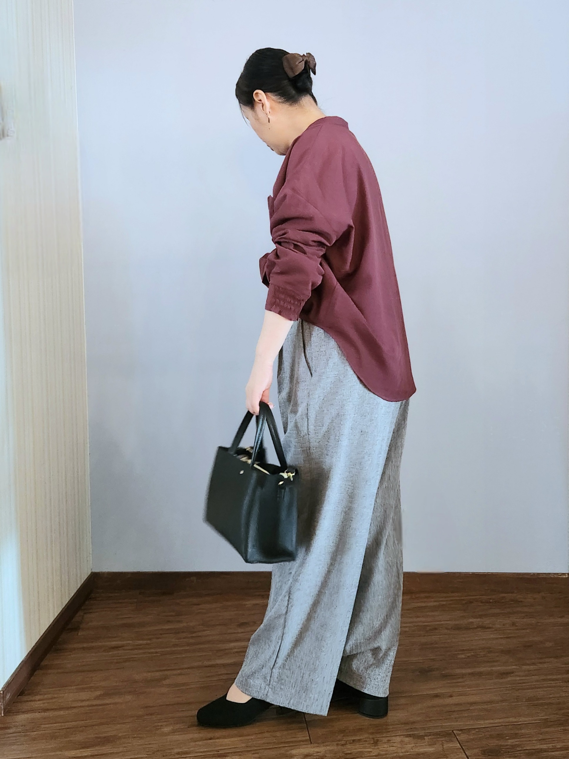 くまさんの「SHOO･LA･RUE｜【洗濯後しわになりにくい/S-LL】キーネック金ボタンポケットシャツ」を使ったコーディネート
