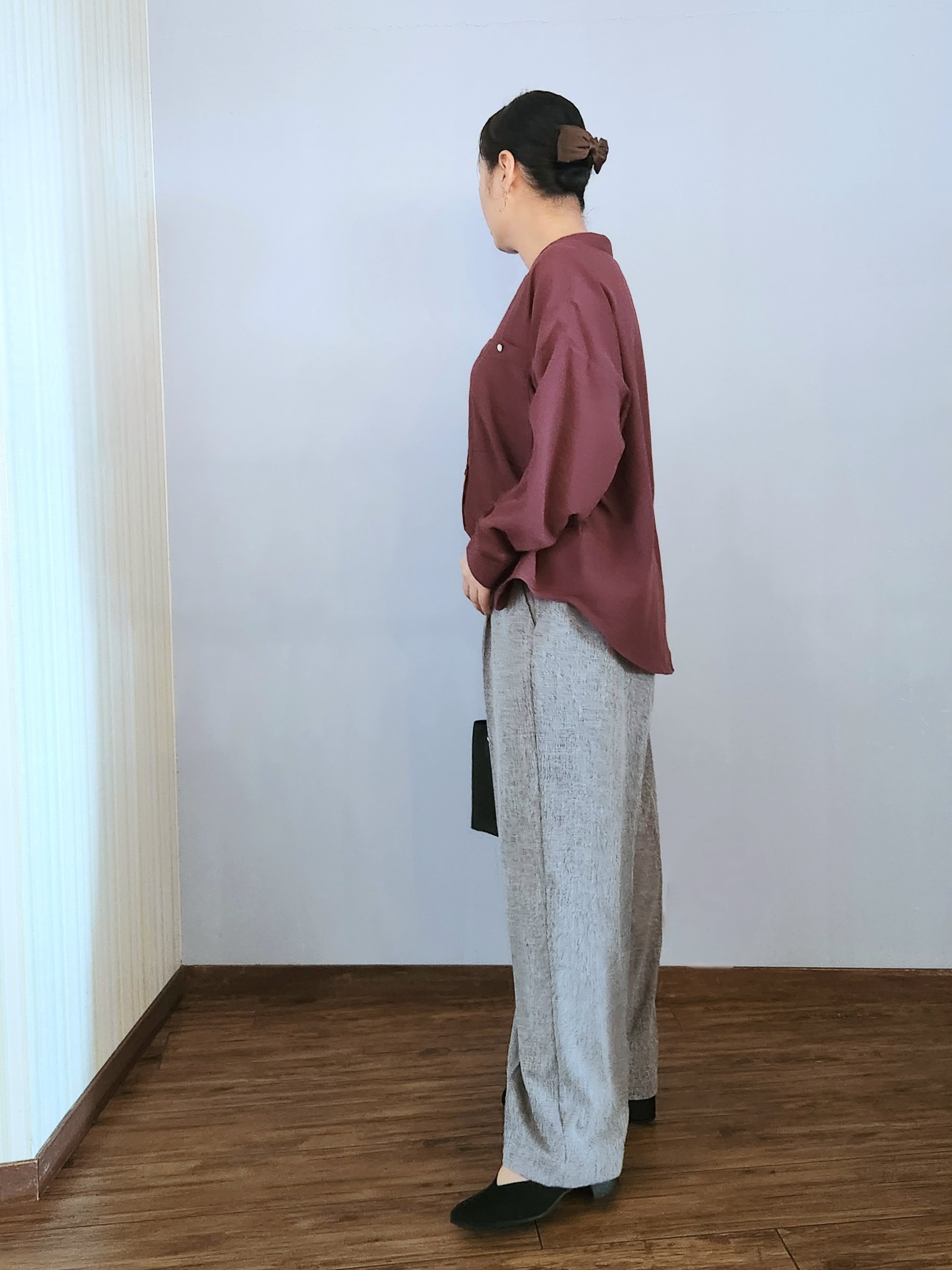 くまさんの「SHOO･LA･RUE｜【洗濯後しわになりにくい/S-LL】キーネック金ボタンポケットシャツ」を使ったコーディネート