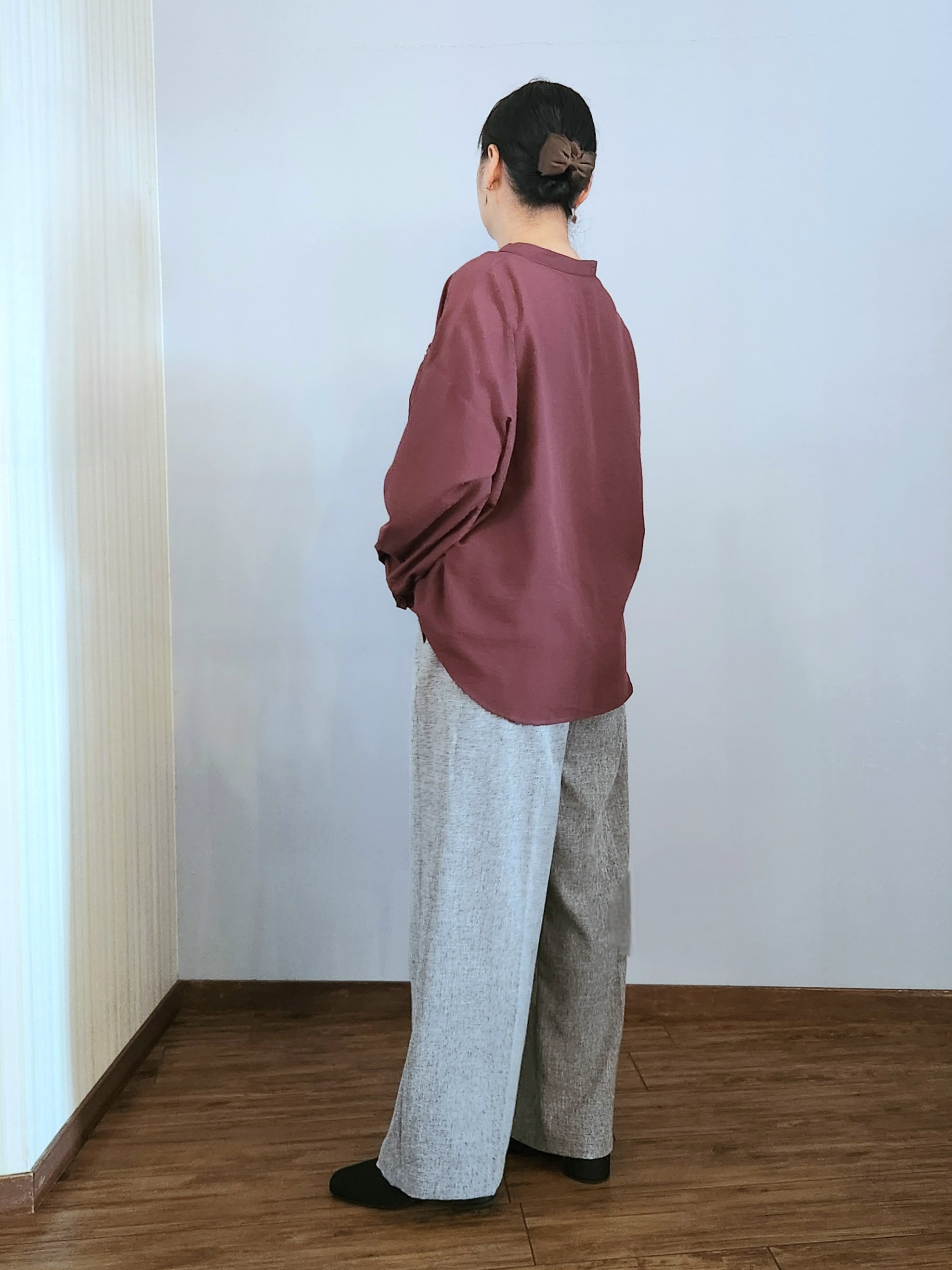 くまさんの「SHOO･LA･RUE｜【洗濯後しわになりにくい/S-LL】キーネック金ボタンポケットシャツ」を使ったコーディネート