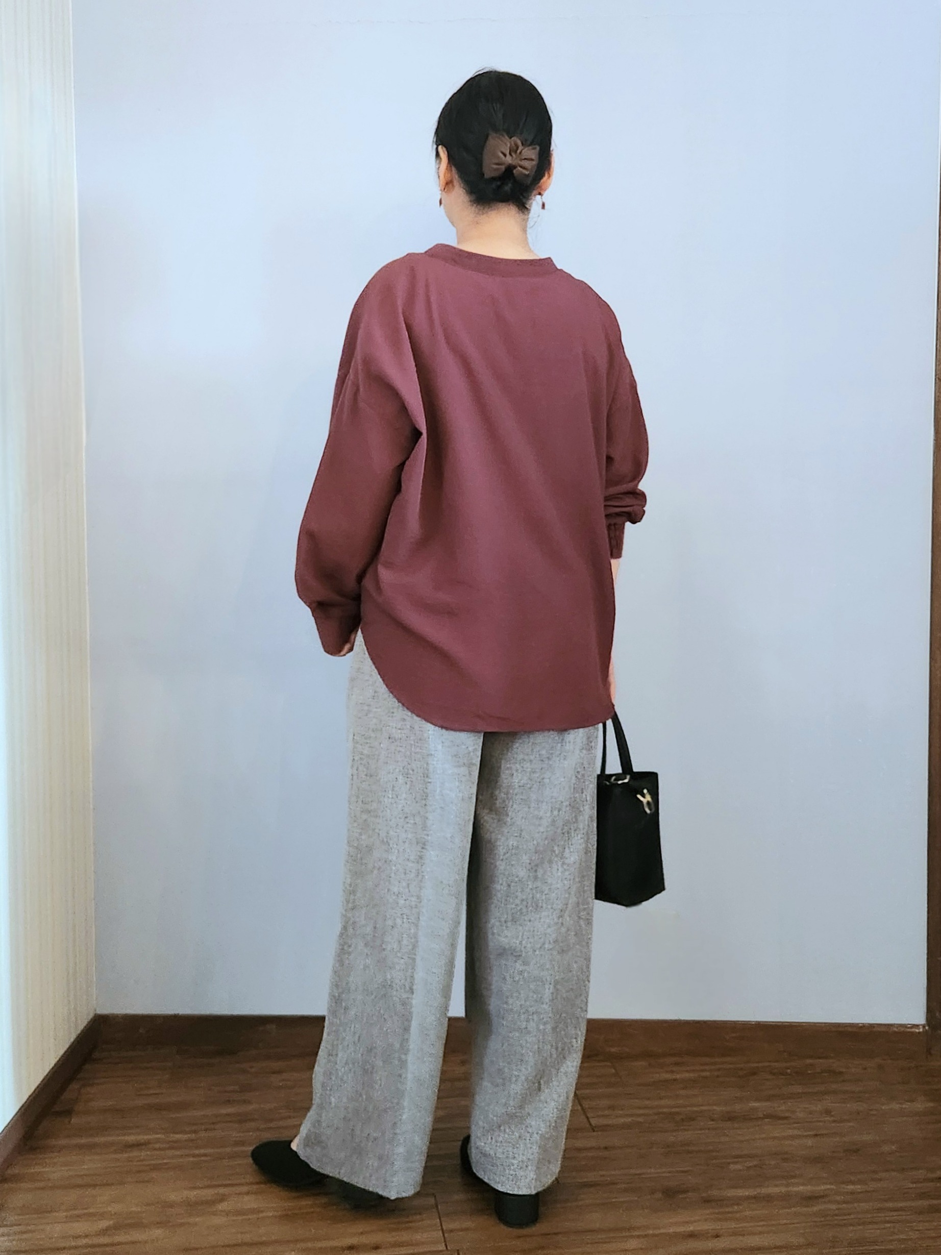 くまさんの「SHOO･LA･RUE｜【洗濯後しわになりにくい/S-LL】キーネック金ボタンポケットシャツ」を使ったコーディネート
