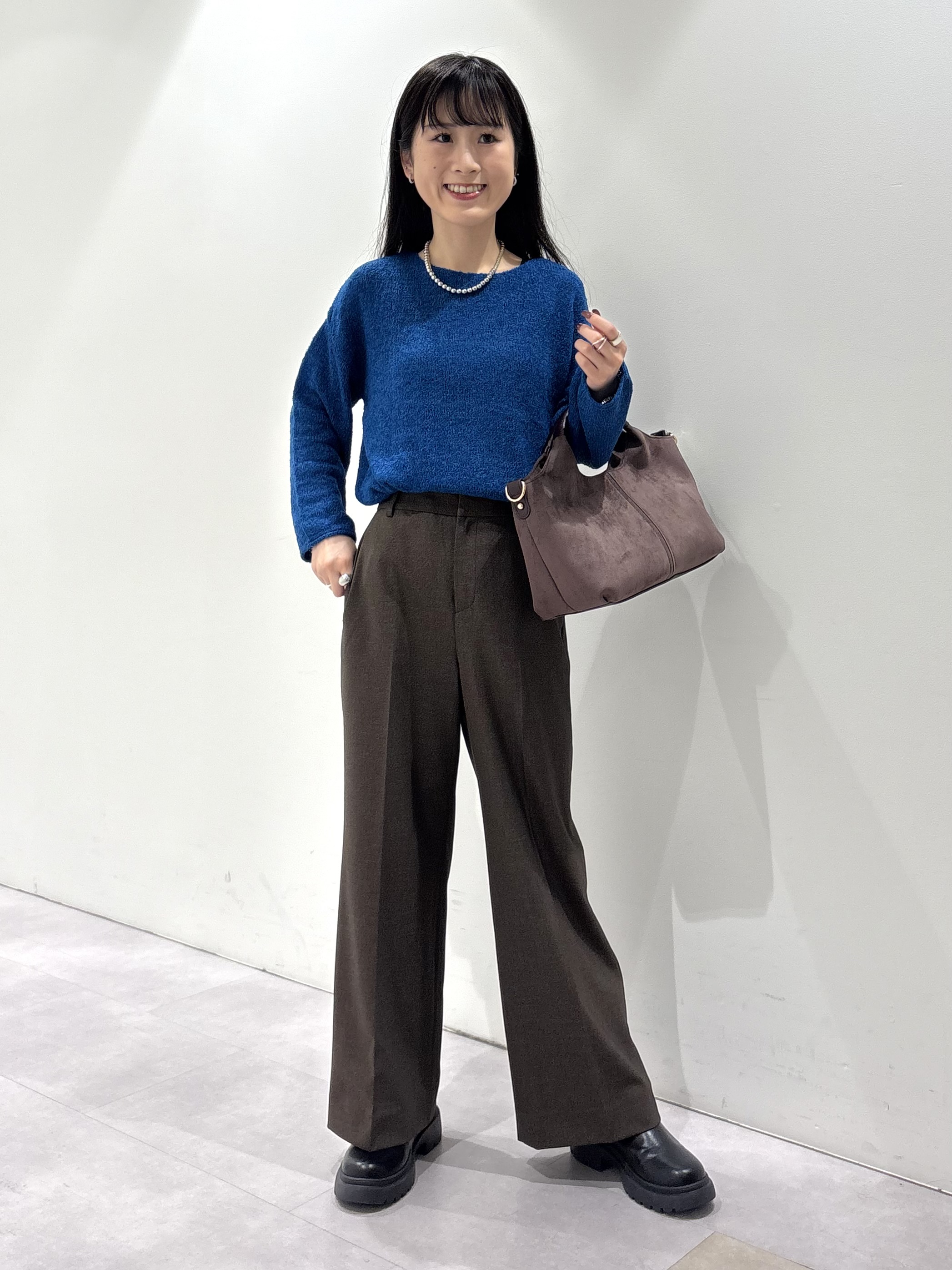 KEIKOさんの「INDIVI｜【合皮／ショルダー付】スエード調ミドルバッグ」を使ったコーディネート