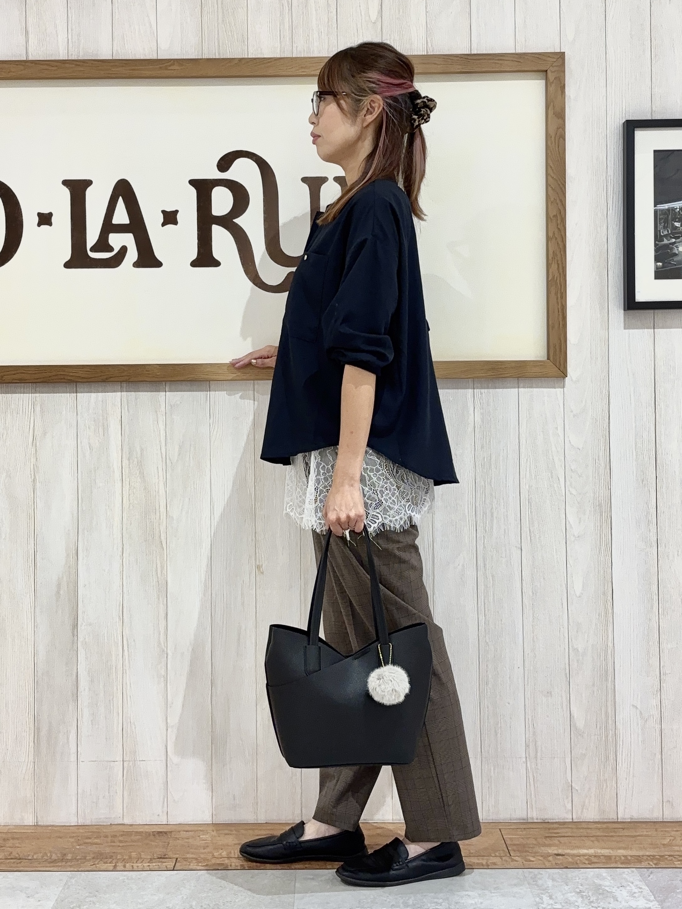 みきぽんさんの「SHOO･LA･RUE｜【洗濯後しわになりにくい/S-LL】キーネック金ボタンポケットシャツ」を使ったコーディネート