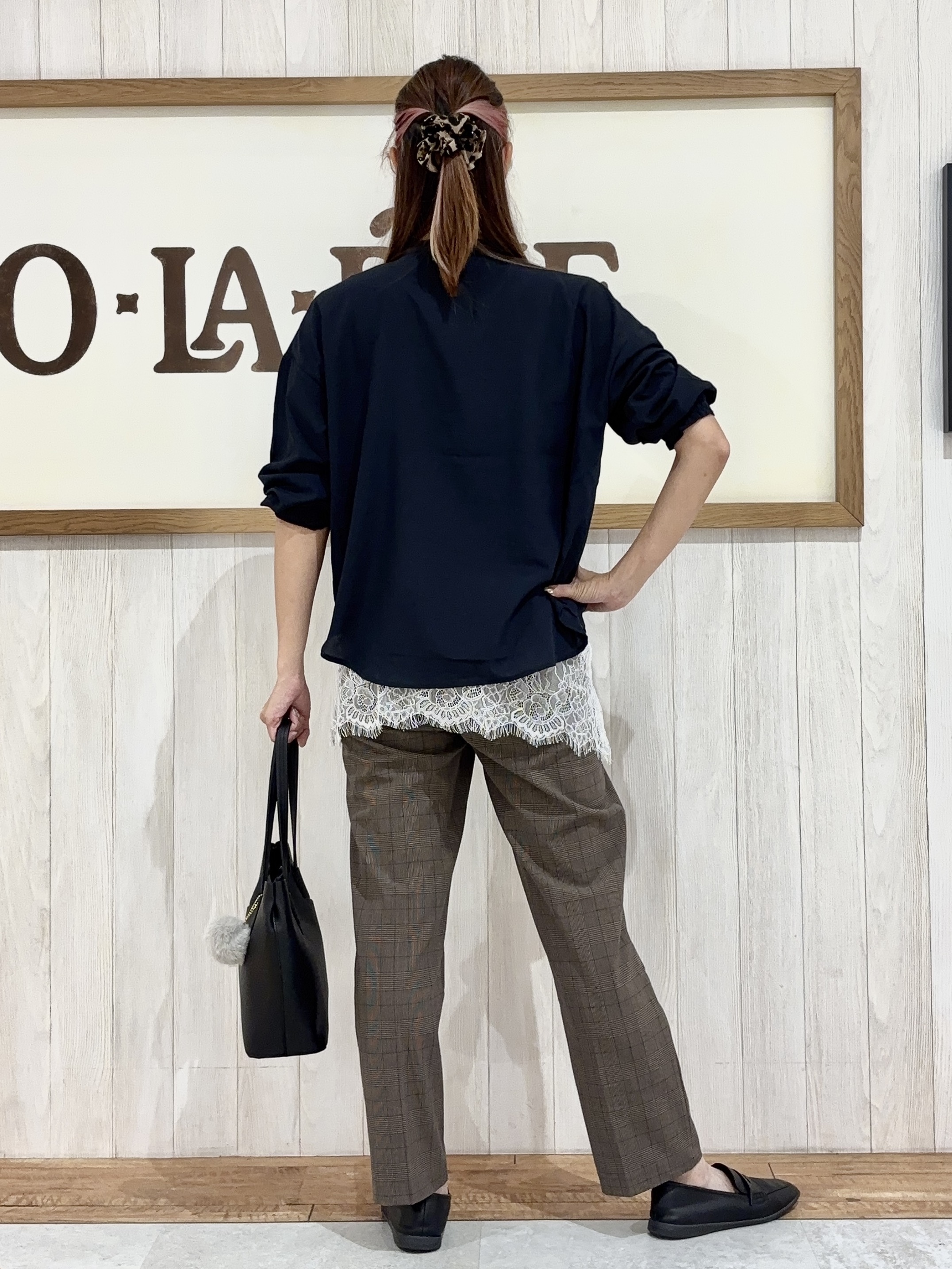 みきぽんさんの「SHOO･LA･RUE｜【洗濯後しわになりにくい/S-LL】キーネック金ボタンポケットシャツ」を使ったコーディネート