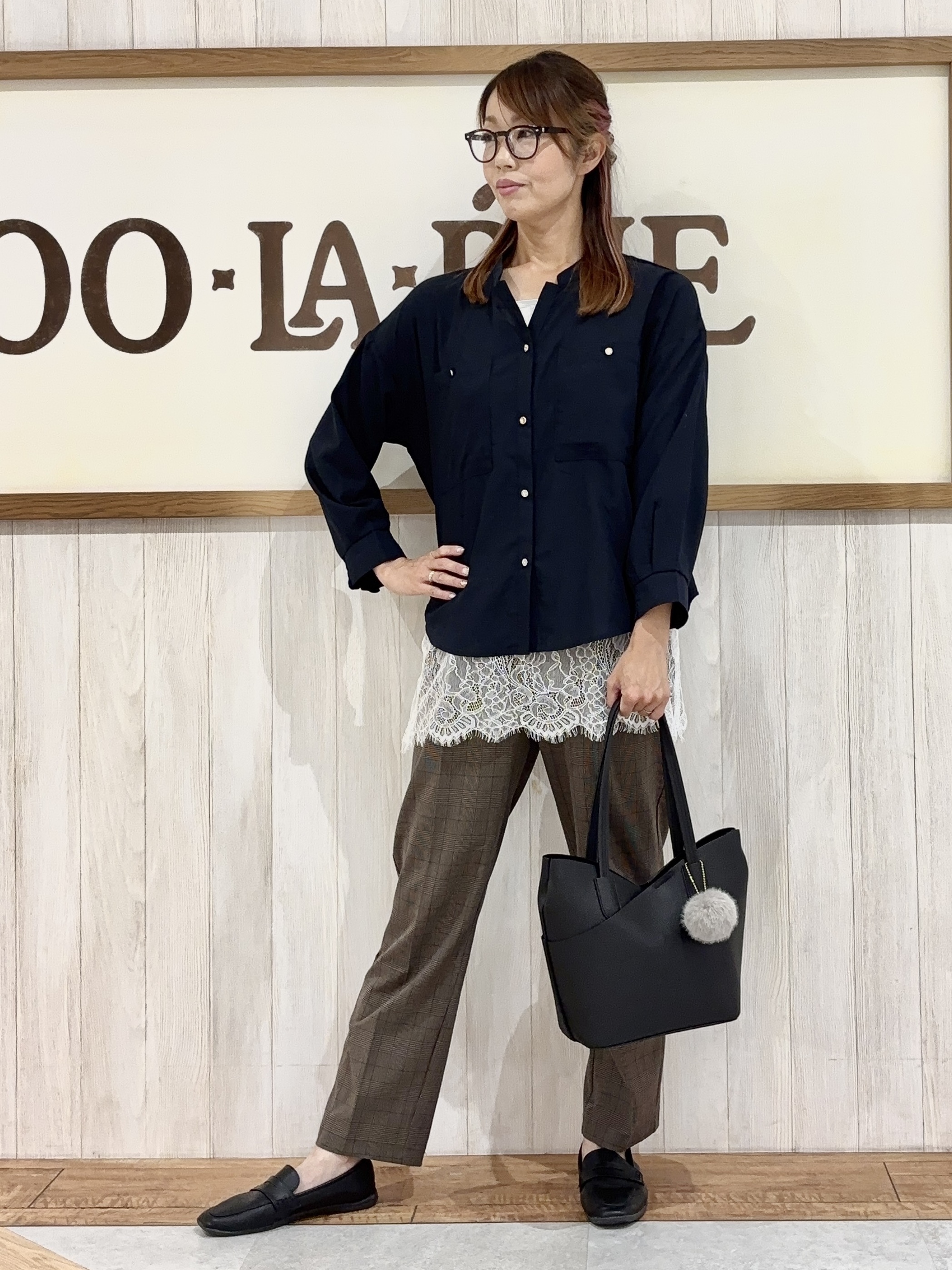 みきぽんさんの「SHOO･LA･RUE｜【洗濯後しわになりにくい/S-LL】キーネック金ボタンポケットシャツ」を使ったコーディネート