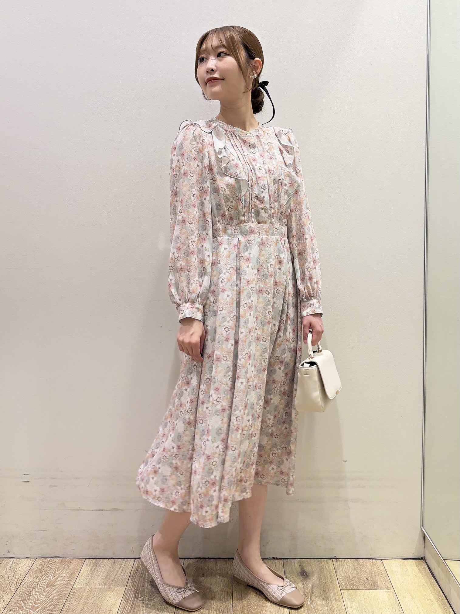 MOMOさんの「index｜◆【日比谷花壇コラボ】フラワーフリルワンピース【洗濯機OK／イージーアイロン／防シワ】」を使ったコーディネート