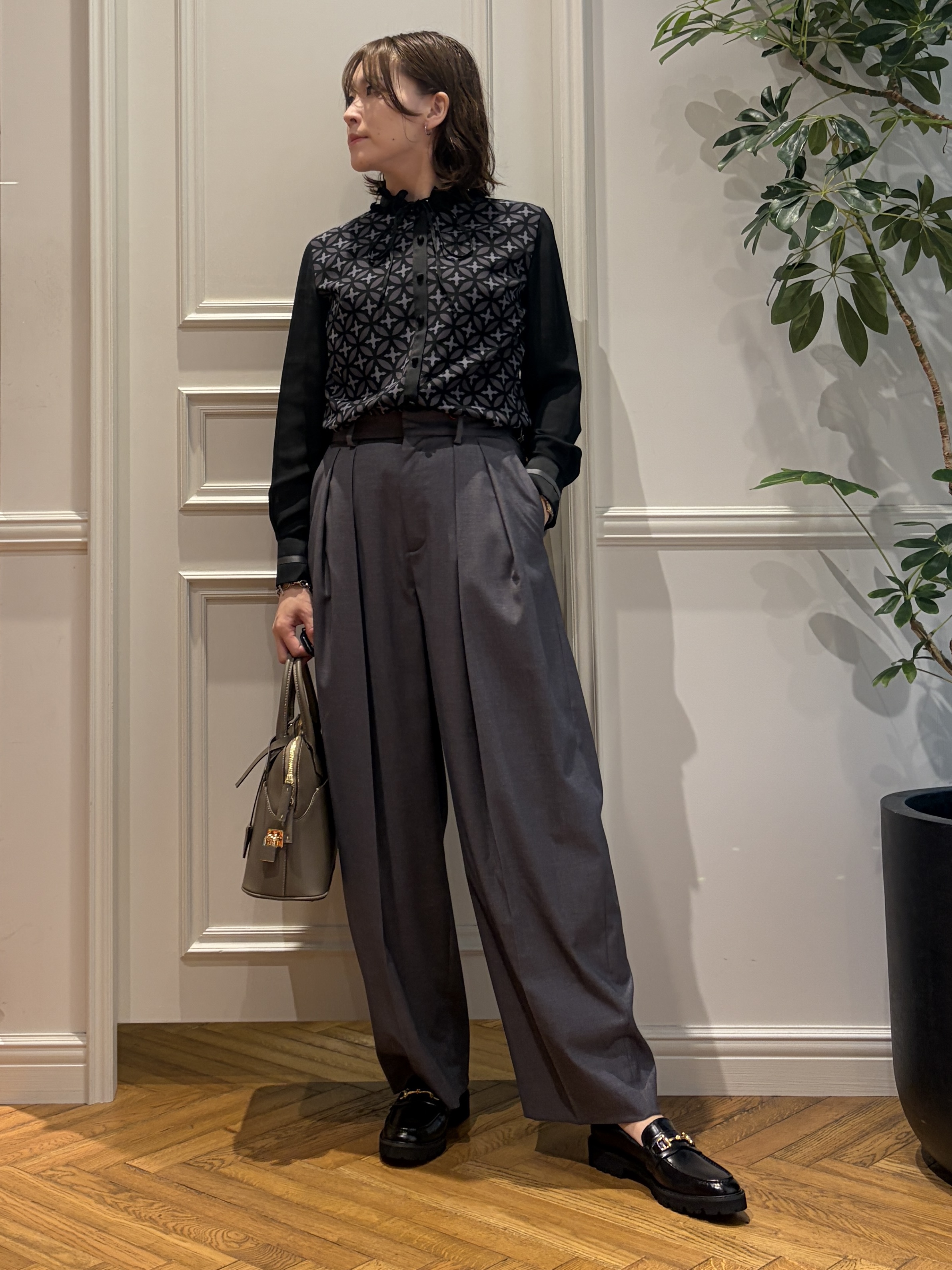 nakaoさんの「DRESSTERIOR｜オーバーラップサークル フリルカラーボウタイブラウス」を使ったコーディネート
