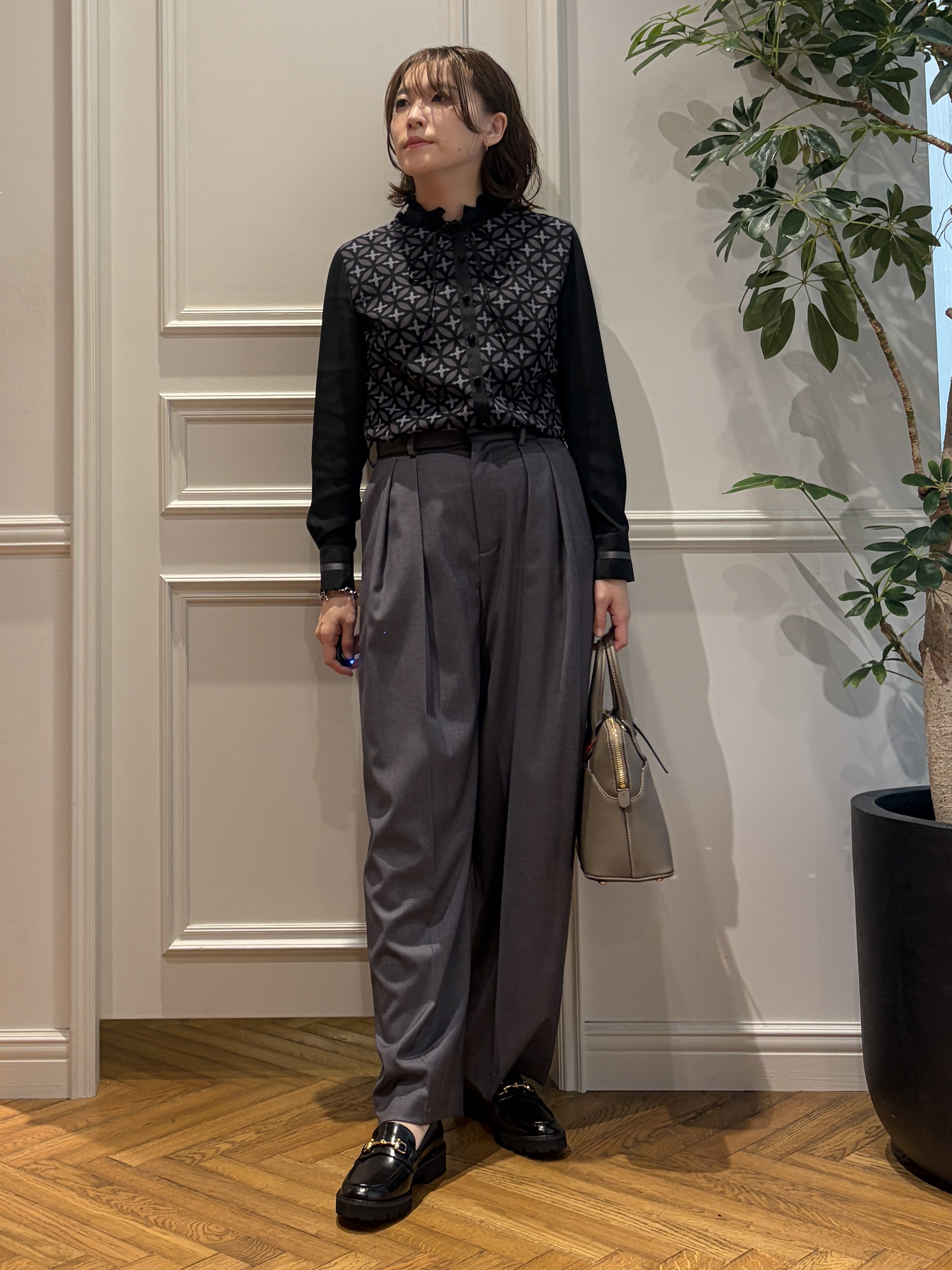 nakaoさんの「DRESSTERIOR｜オーバーラップサークル フリルカラーボウタイブラウス」を使ったコーディネート