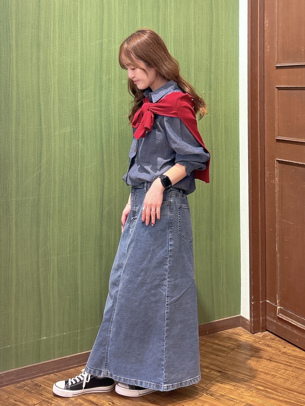 かおりさんの「SHOO･LA･RUE｜【綿100%/UV/S-LL/体型カバー】ヒップが隠せる 柔らかシアーデニムシャツ」を使ったコーディネート