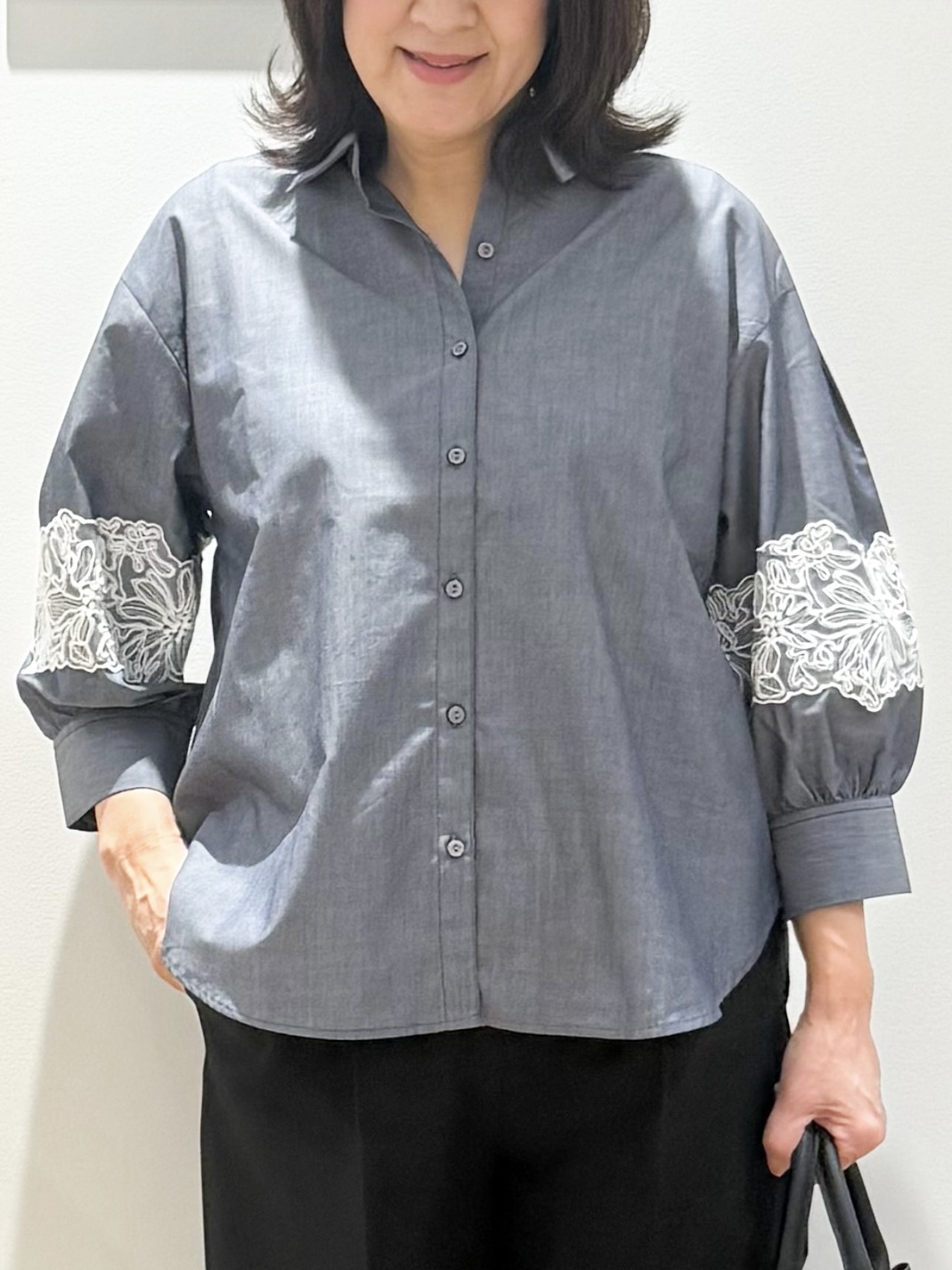 Lilyさんの「grove｜さりげなく華やぐ レースボリュームスリーブシャツ」を使ったコーディネート