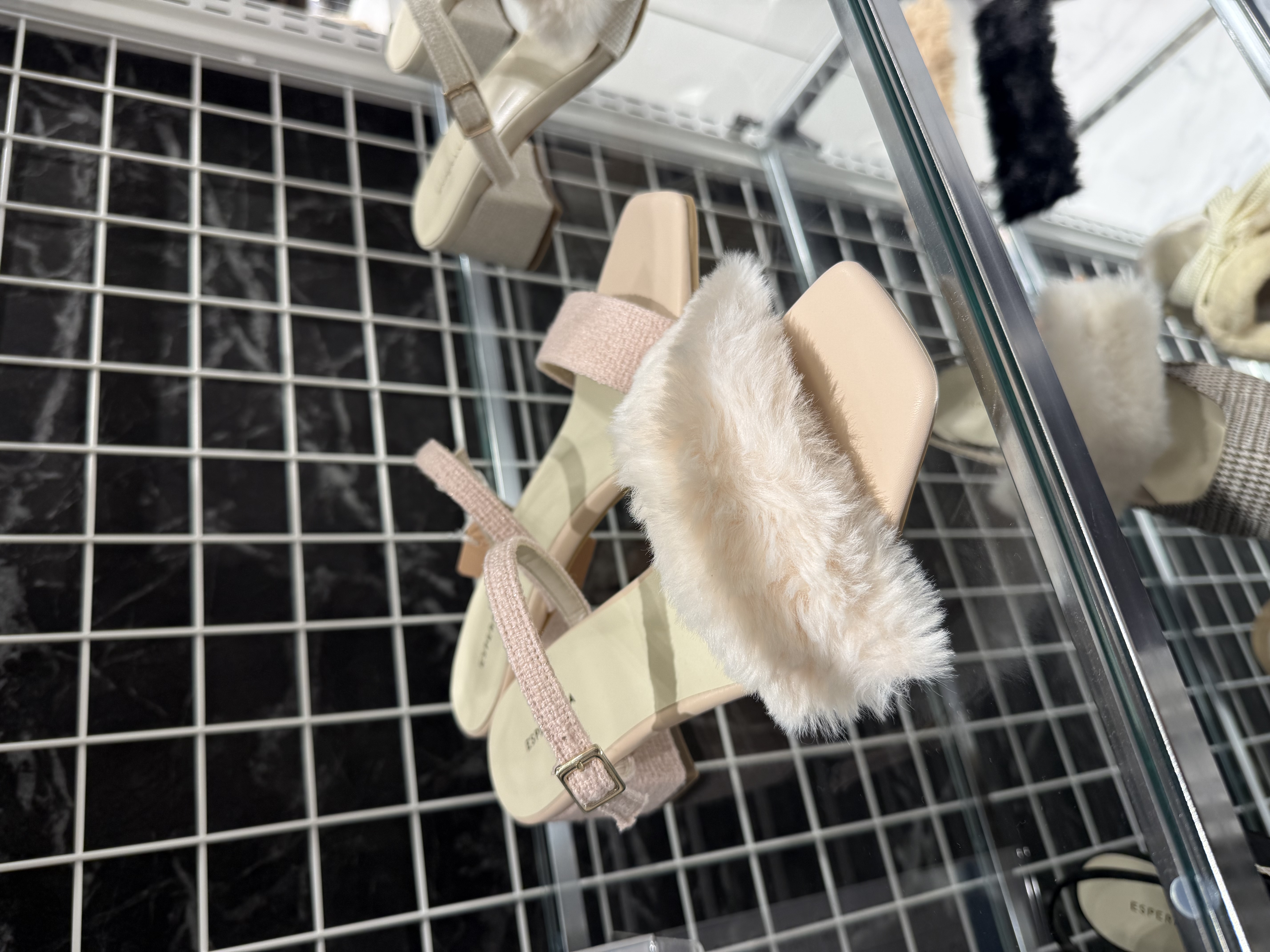 neinaさんの「ESPERANZA｜【Fur Collection】フェイクファー付き2WAYミュールサンダル」を使ったコーディネート