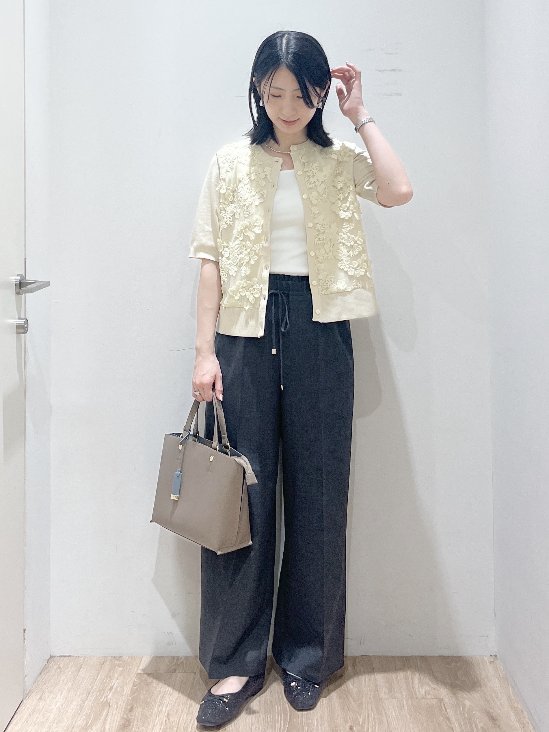 momokoさんの「OPAQUE.CLIP｜フロントレースニットカーディガン【洗える】」を使ったコーディネート