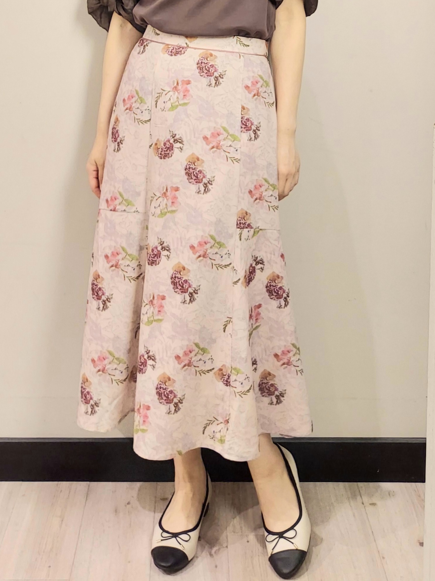 MAKIさんの「index｜【S‐LLサイズ】花柄ジャカードスリーブトップス《接触冷感／UVケア／洗濯機OK》」を使ったコーディネート