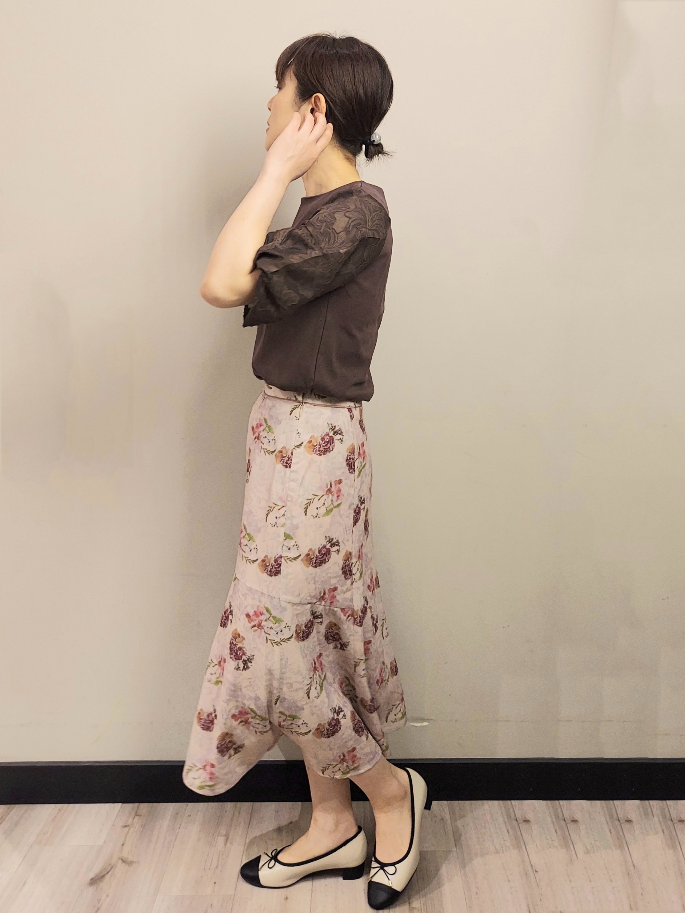 MAKIさんの「index｜【S‐LLサイズ】花柄ジャカードスリーブトップス《接触冷感／UVケア／洗濯機OK》」を使ったコーディネート