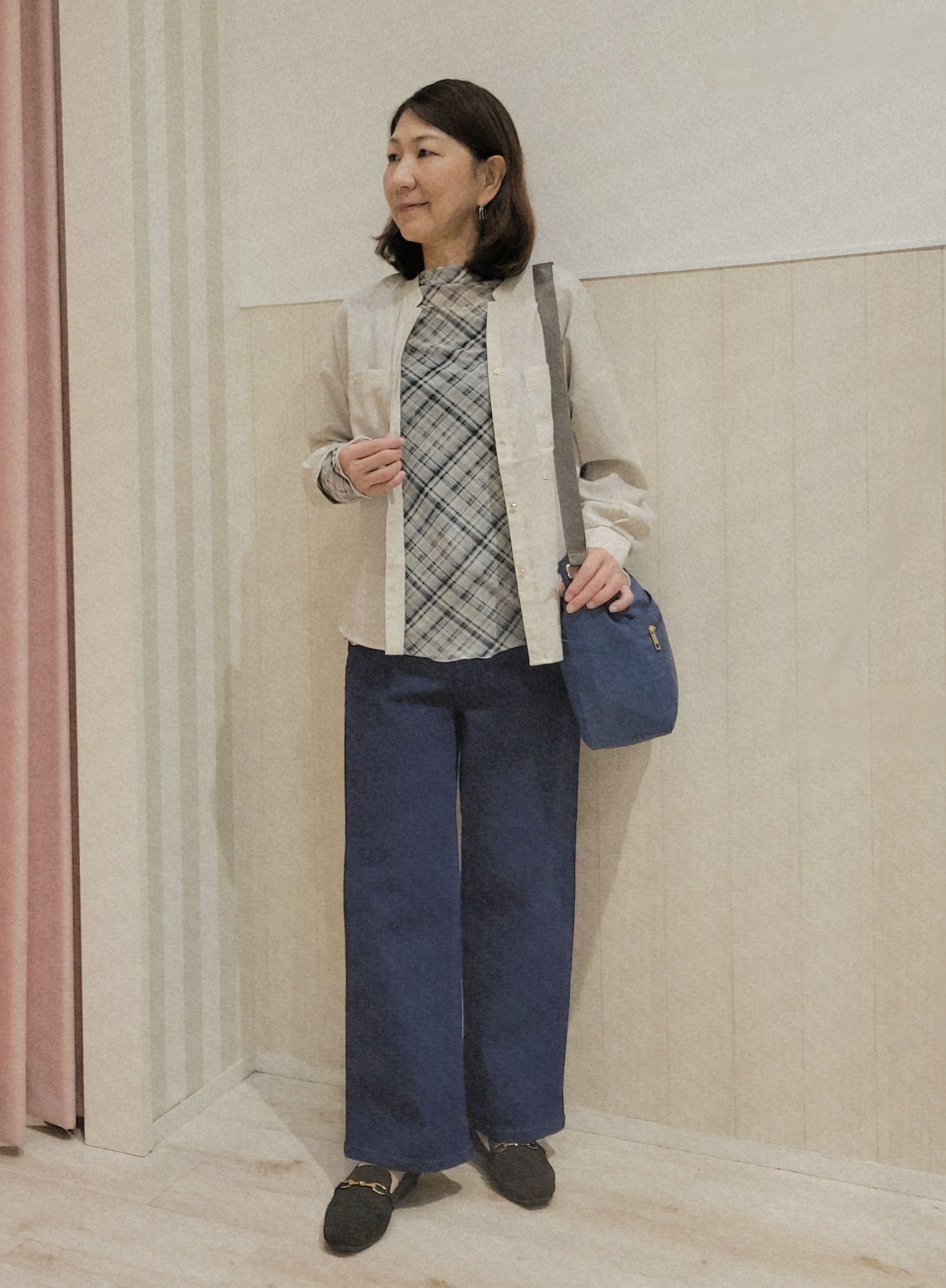 ユウさんの「SHOO･LA･RUE｜【洗濯後しわになりにくい/S-LL】キーネック金ボタンポケットシャツ」を使ったコーディネート
