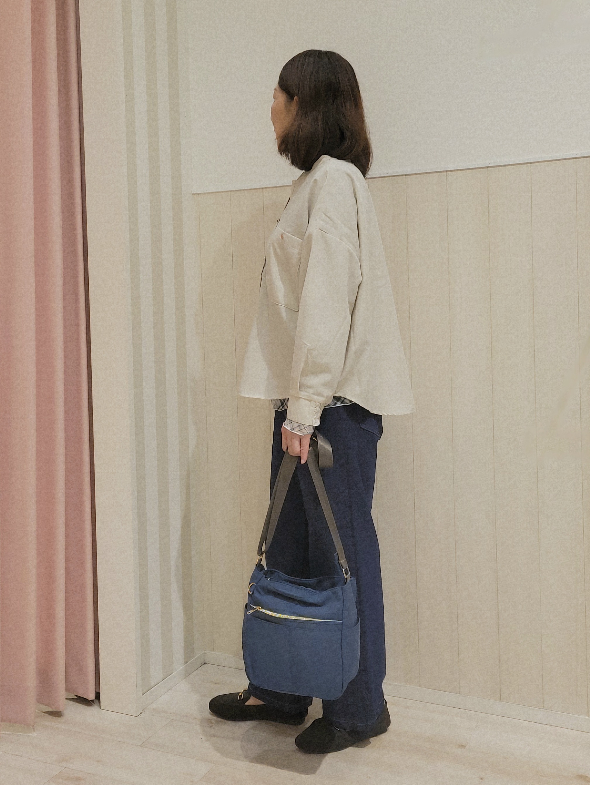 ユウさんの「SHOO･LA･RUE｜【洗濯後しわになりにくい/S-LL】キーネック金ボタンポケットシャツ」を使ったコーディネート