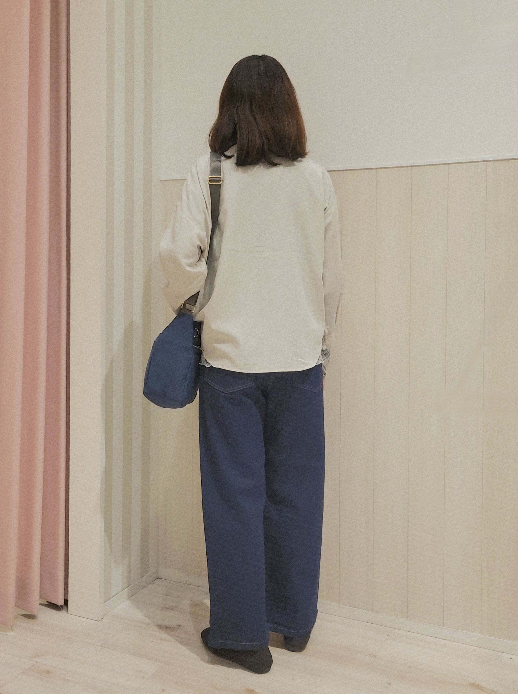 ユウさんの「SHOO･LA･RUE｜【洗濯後しわになりにくい/S-LL】キーネック金ボタンポケットシャツ」を使ったコーディネート