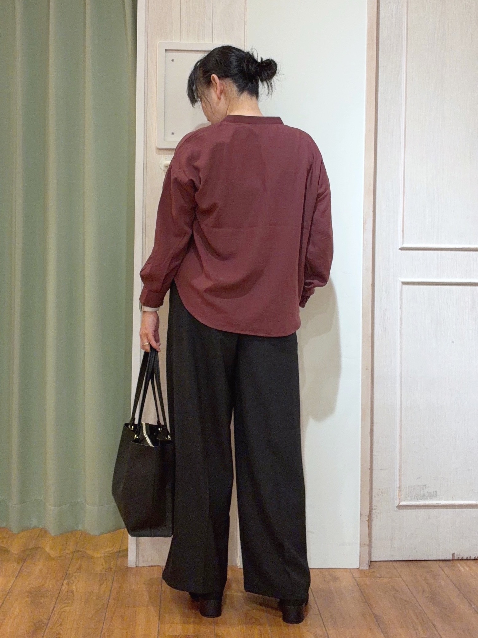 ke-yさんの「SHOO･LA･RUE｜【洗濯後しわになりにくい/S-LL】キーネック金ボタンポケットシャツ」を使ったコーディネート