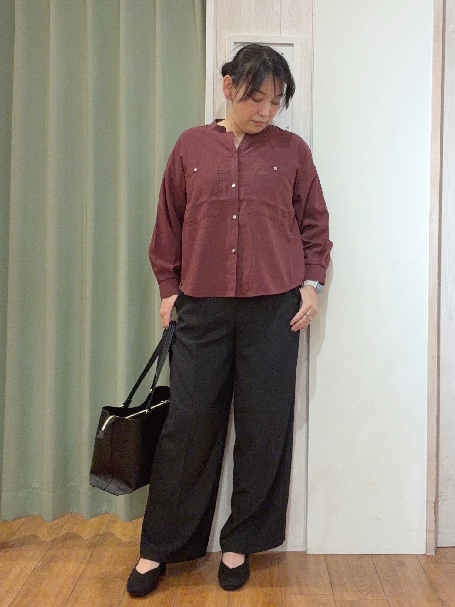 ke-yさんの「SHOO･LA･RUE｜【洗濯後しわになりにくい/S-LL】キーネック金ボタンポケットシャツ」を使ったコーディネート
