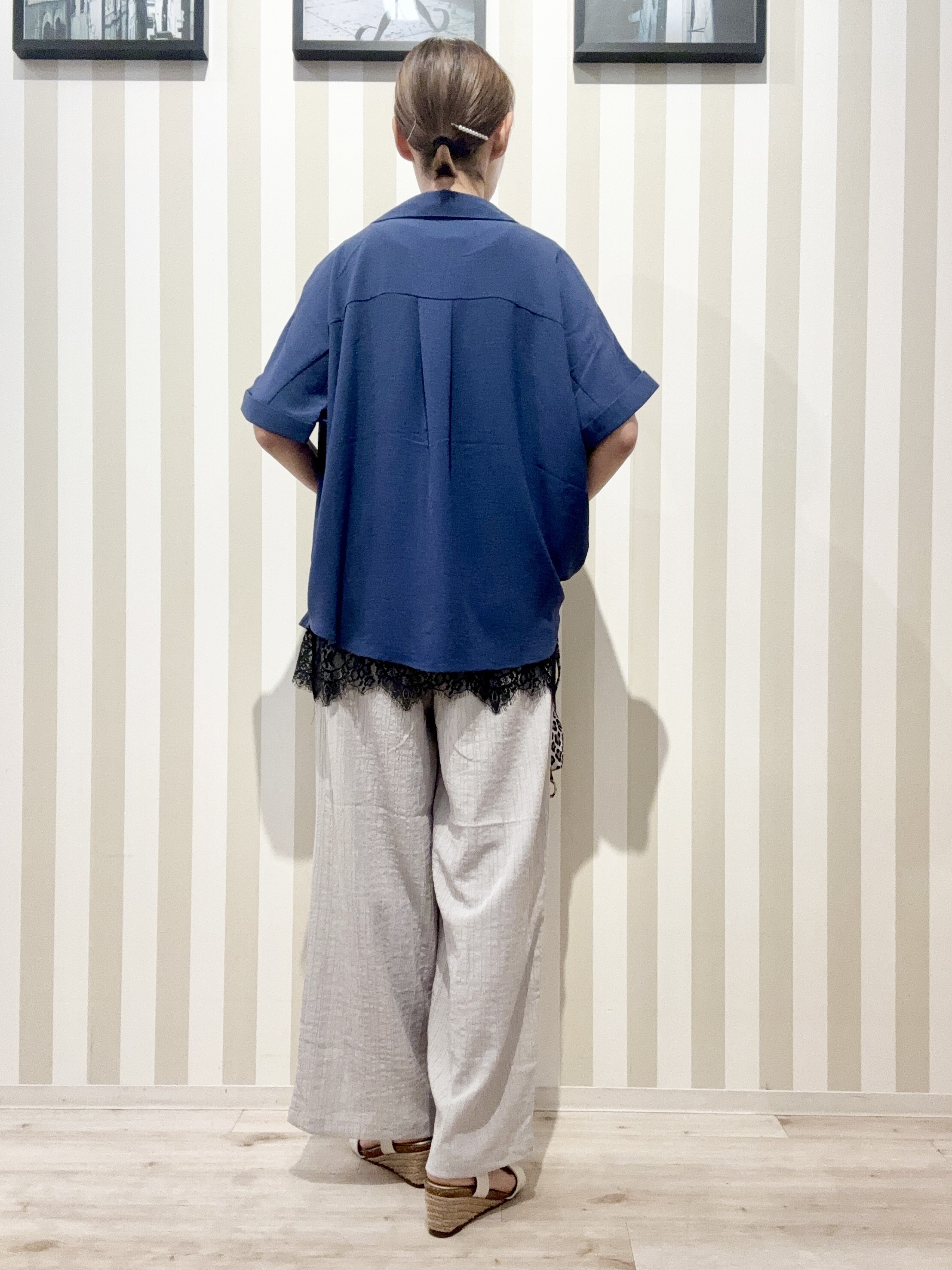 まつこさんの「SHOO･LA･RUE｜【洗濯後しわになりにくい/体型カバー】二の腕も隠せる　お袖ロールアップ半袖シャツ」を使ったコーディネート