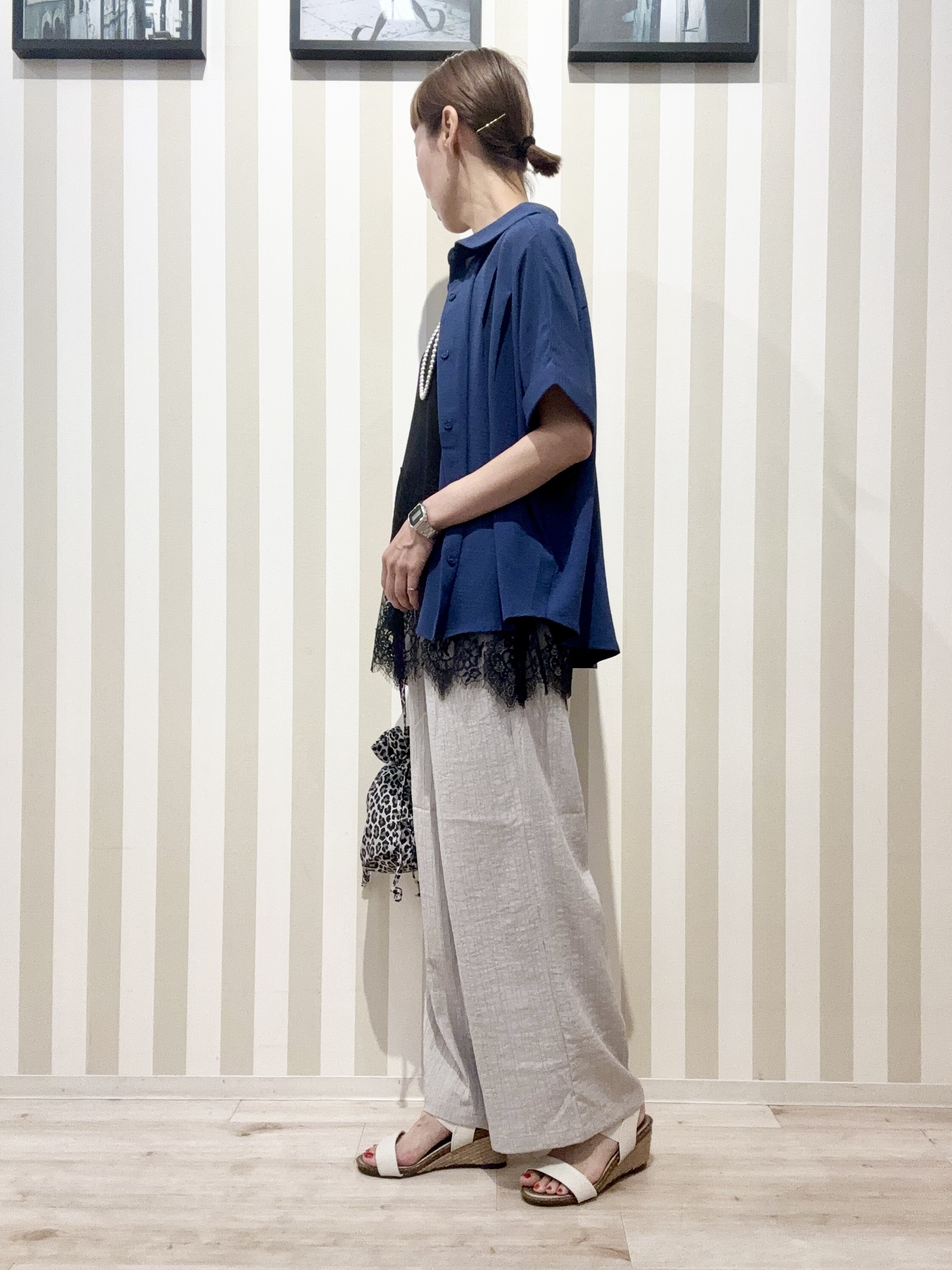 まつこさんの「SHOO･LA･RUE｜【洗濯後しわになりにくい/体型カバー】二の腕も隠せる　お袖ロールアップ半袖シャツ」を使ったコーディネート