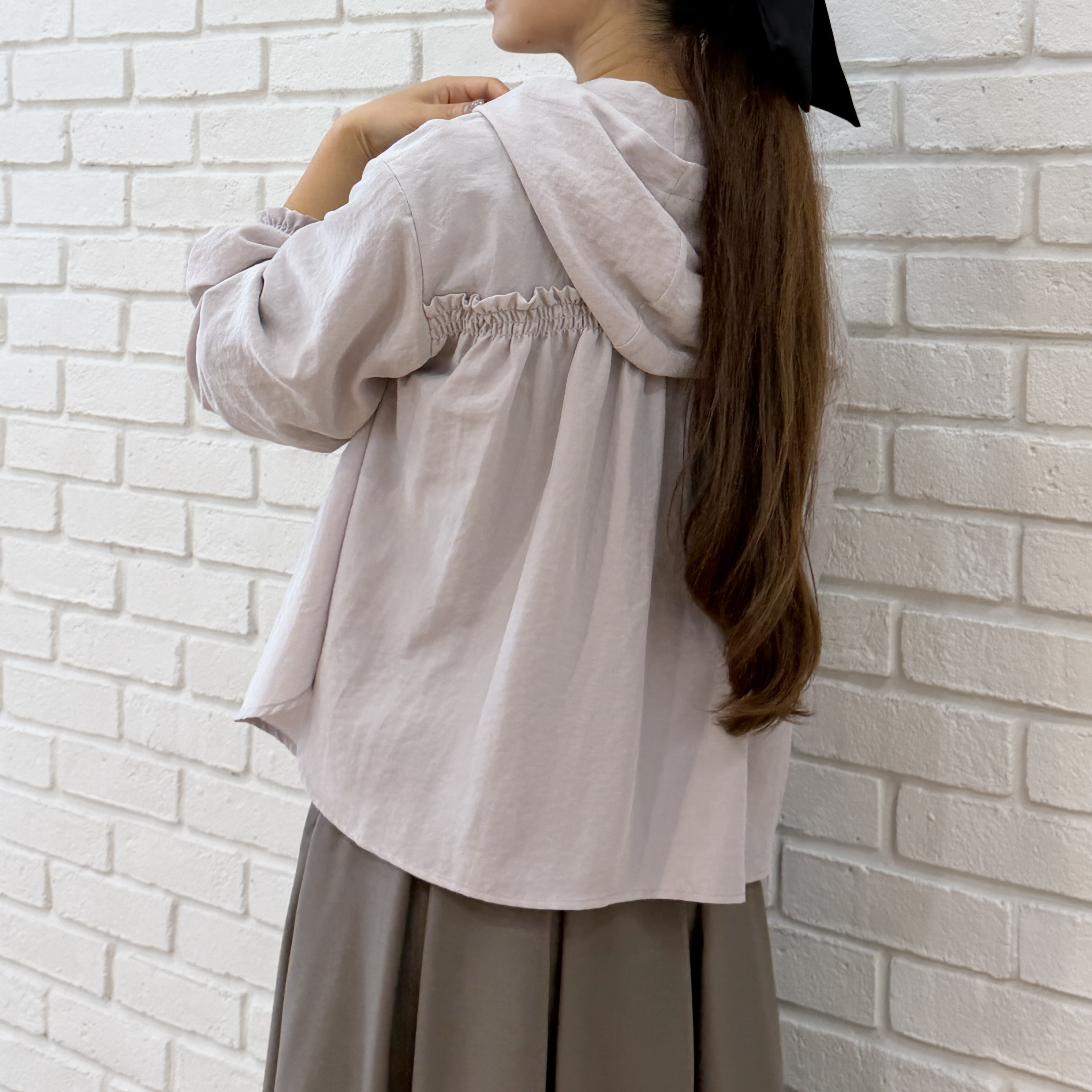 makiさんの「Couture brooch｜【大人可愛いフーディー】愛されシアーシャツ」を使ったコーディネート