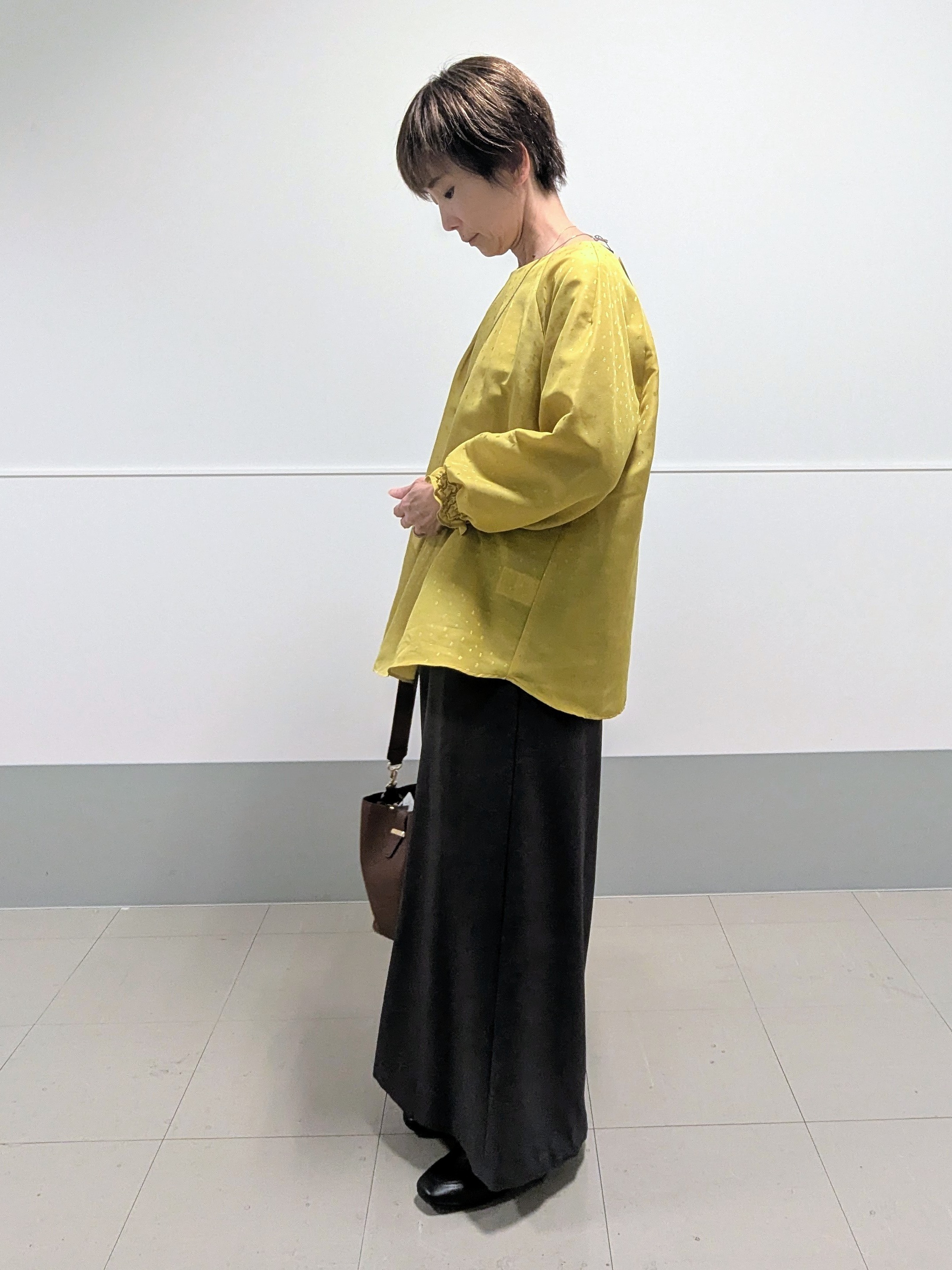nishiさんの「Reflect｜タックデザイン ラグランスリーブブラウス」を使ったコーディネート