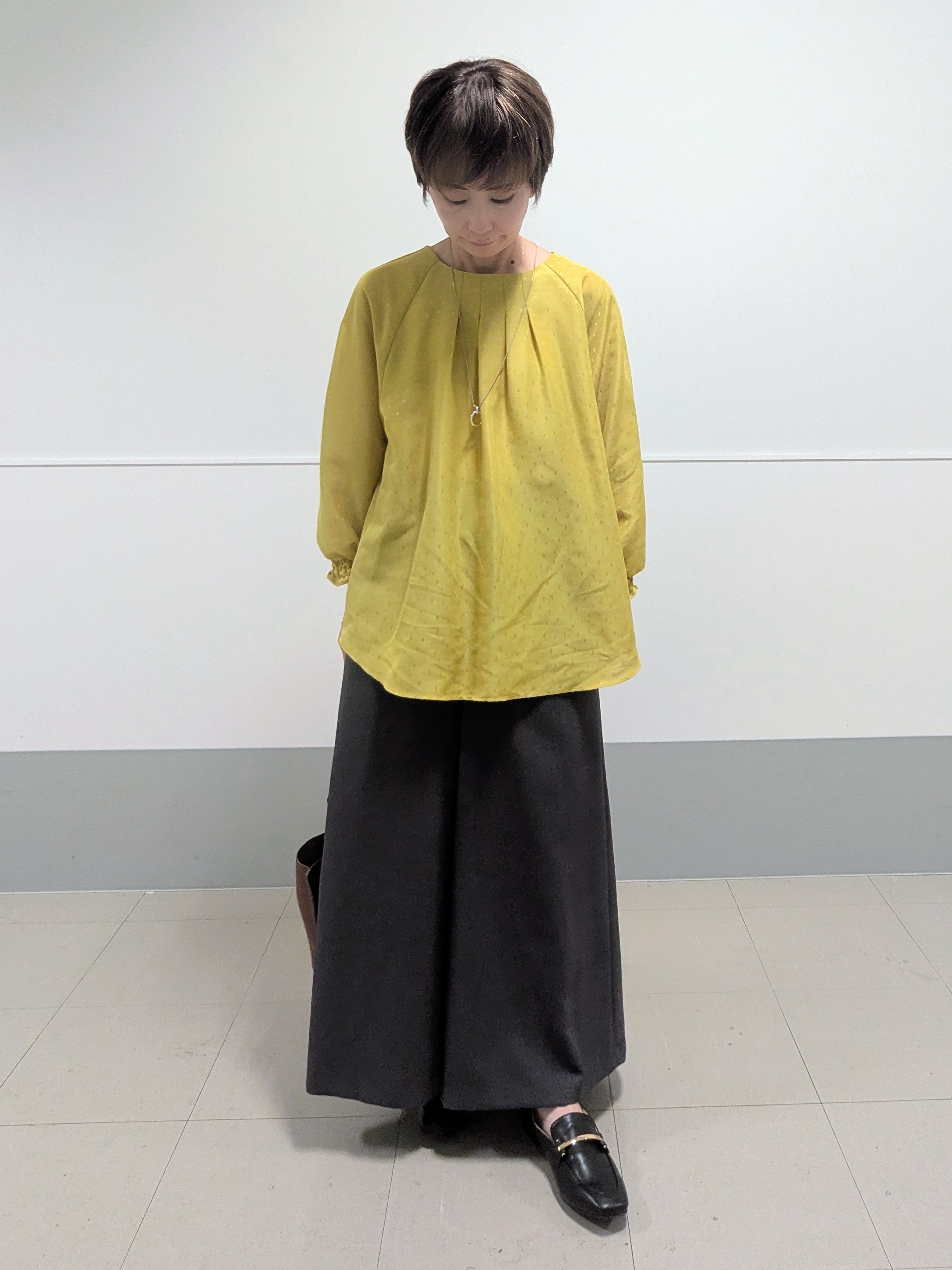 nishiさんの「Reflect｜タックデザイン ラグランスリーブブラウス」を使ったコーディネート