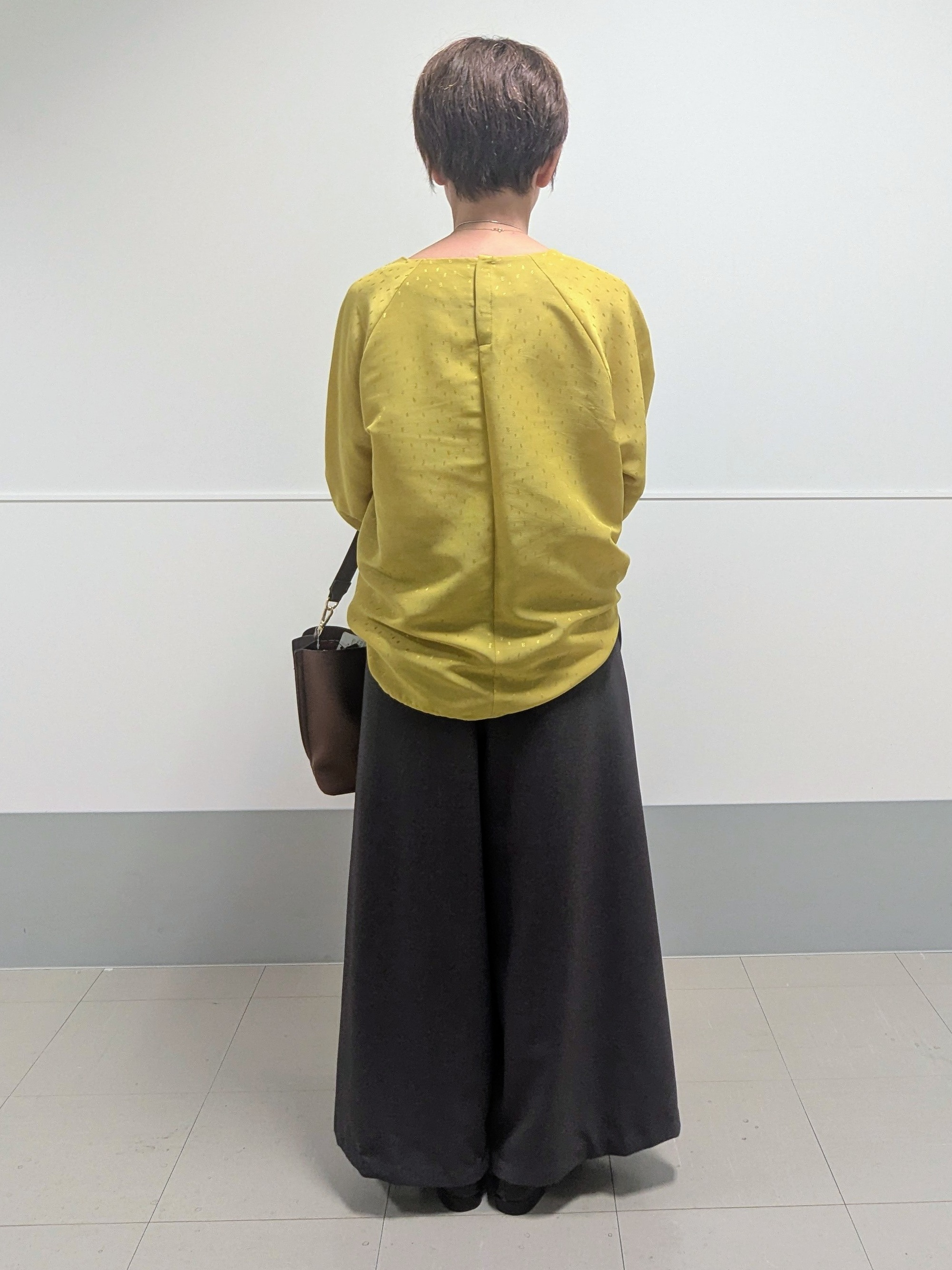 nishiさんの「Reflect｜タックデザイン ラグランスリーブブラウス」を使ったコーディネート