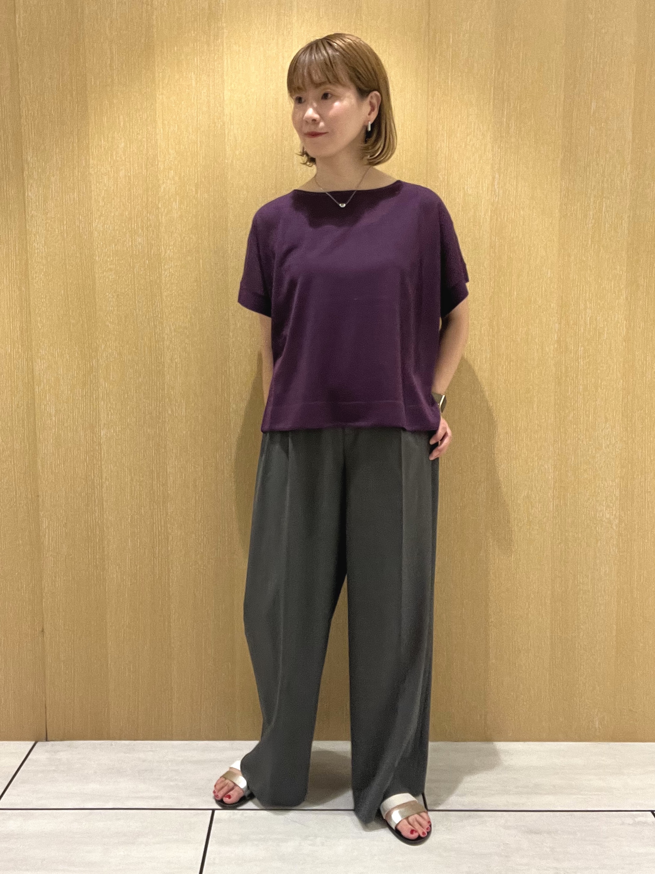 yoshieさんの「UNTITLED｜【アンサンブル可/品のある透け感】Tシャツ風ニットトップス」を使ったコーディネート