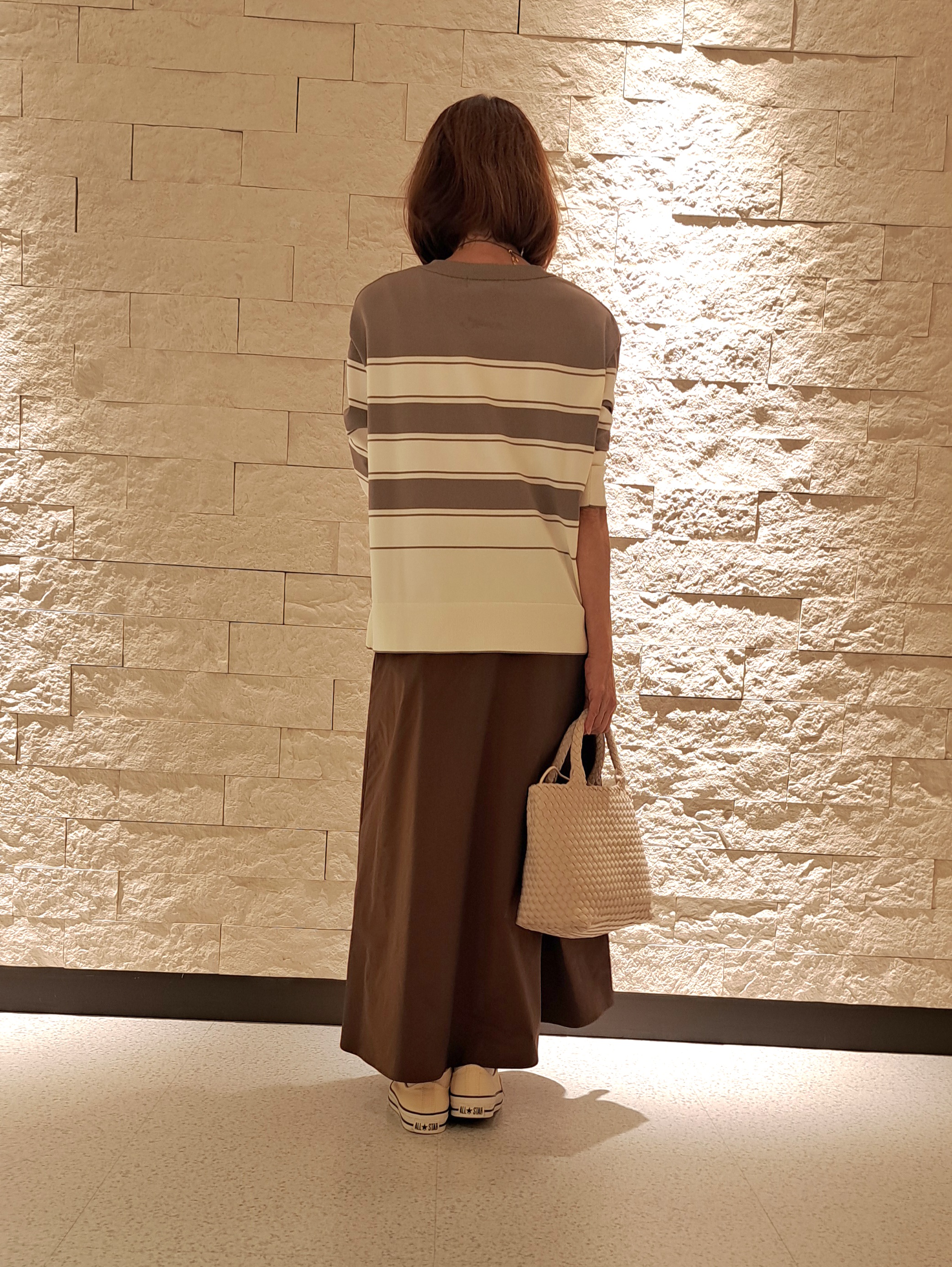 JUNさんの「UNTITLED｜【顔周りすっきり/体型カバー】ドライタッチVネックニットプルオーバー」を使ったコーディネート