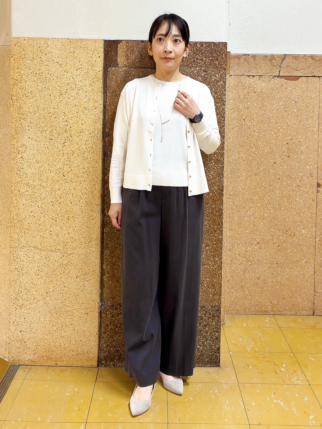 hattoriさんの「INDIVI｜【2点セット】5分袖ニット＆カーディガン きれいめアンサンブルニット」を使ったコーディネート