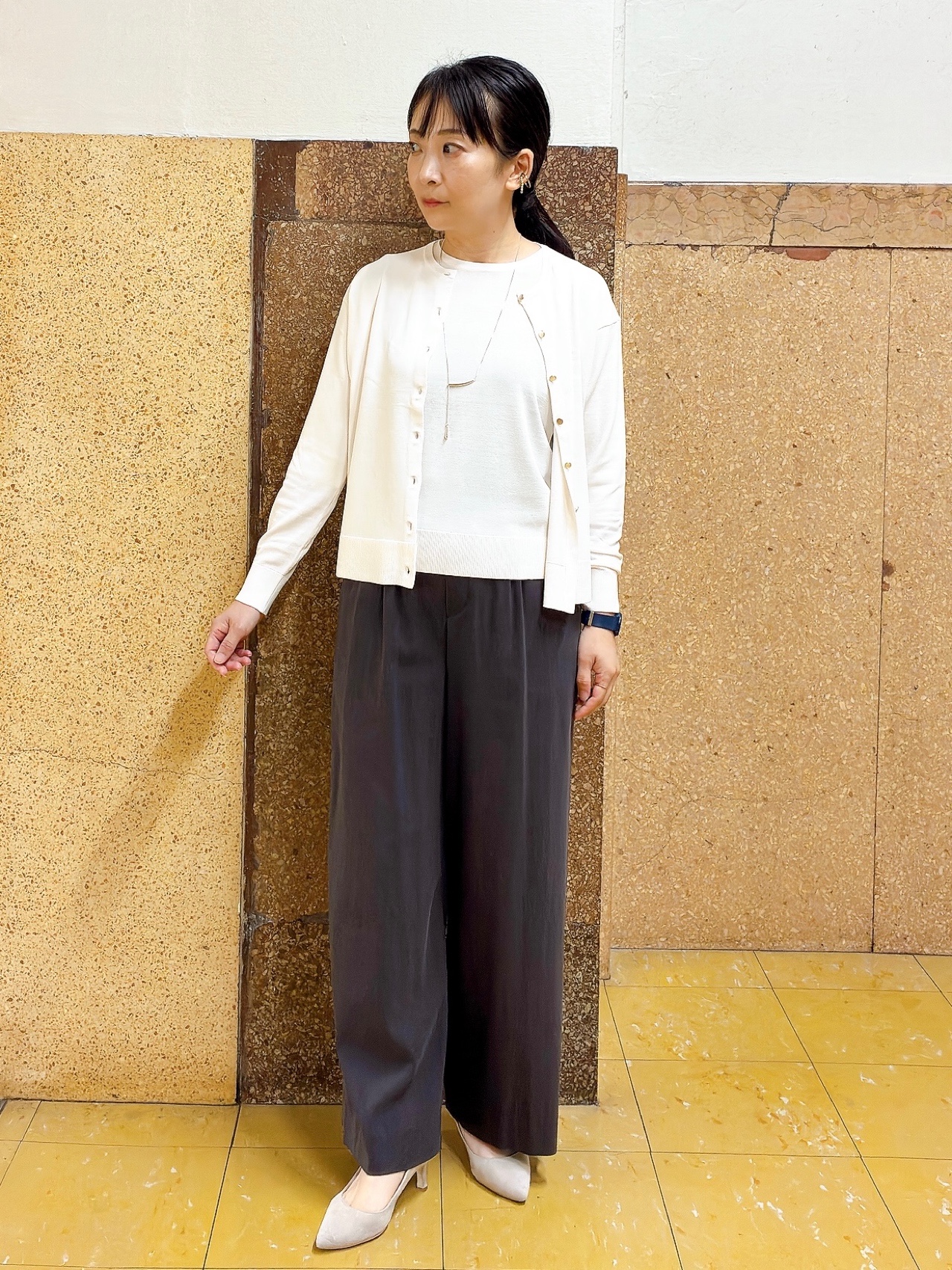hattoriさんの「INDIVI｜【2点セット】5分袖ニット＆カーディガン きれいめアンサンブルニット」を使ったコーディネート