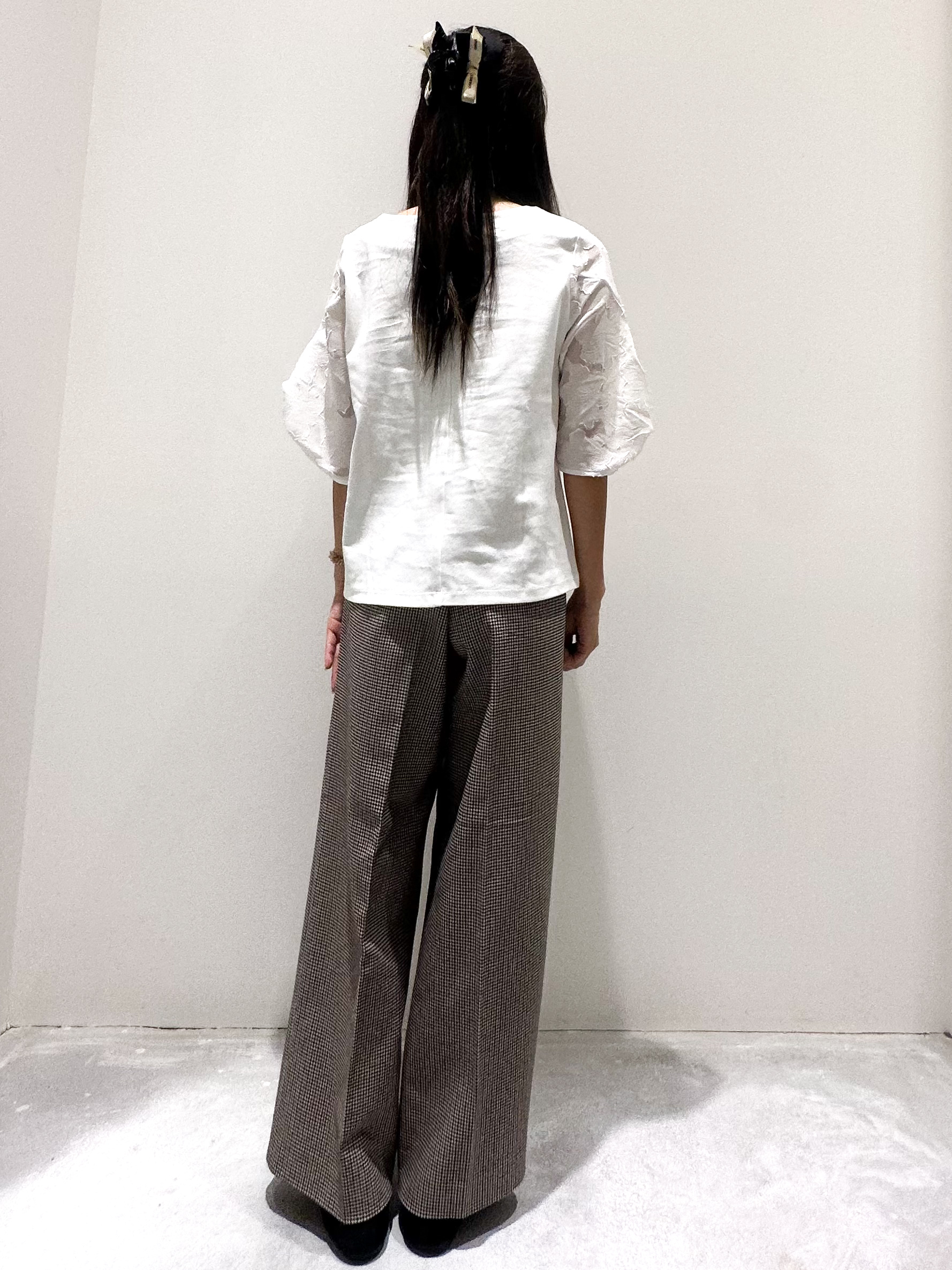 エリさんの「OPAQUE.CLIP｜【接触冷感／UVケア】花柄ジャカードスリーブトップス《洗濯機OK》」を使ったコーディネート