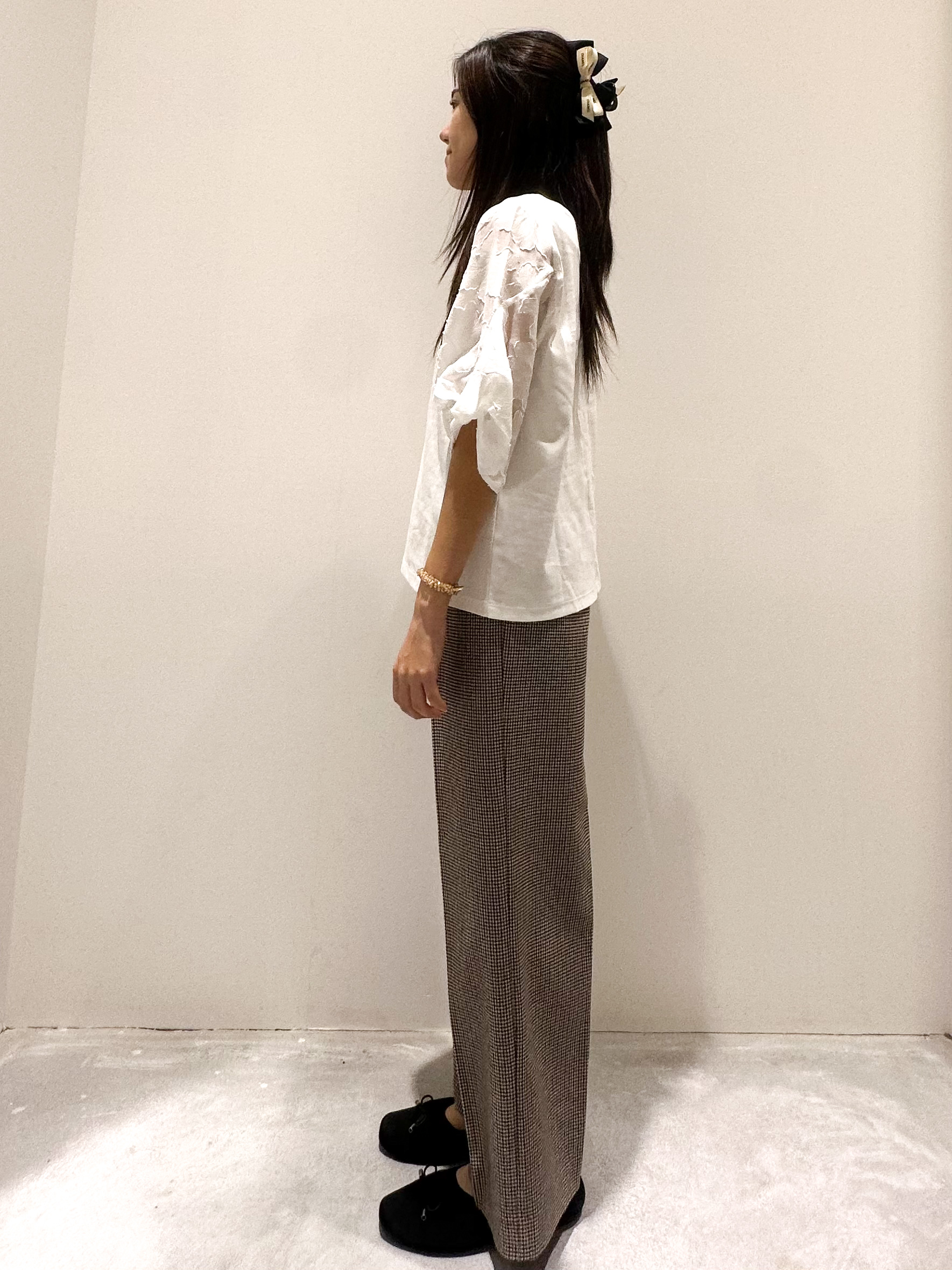 エリさんの「OPAQUE.CLIP｜【接触冷感／UVケア】花柄ジャカードスリーブトップス《洗濯機OK》」を使ったコーディネート