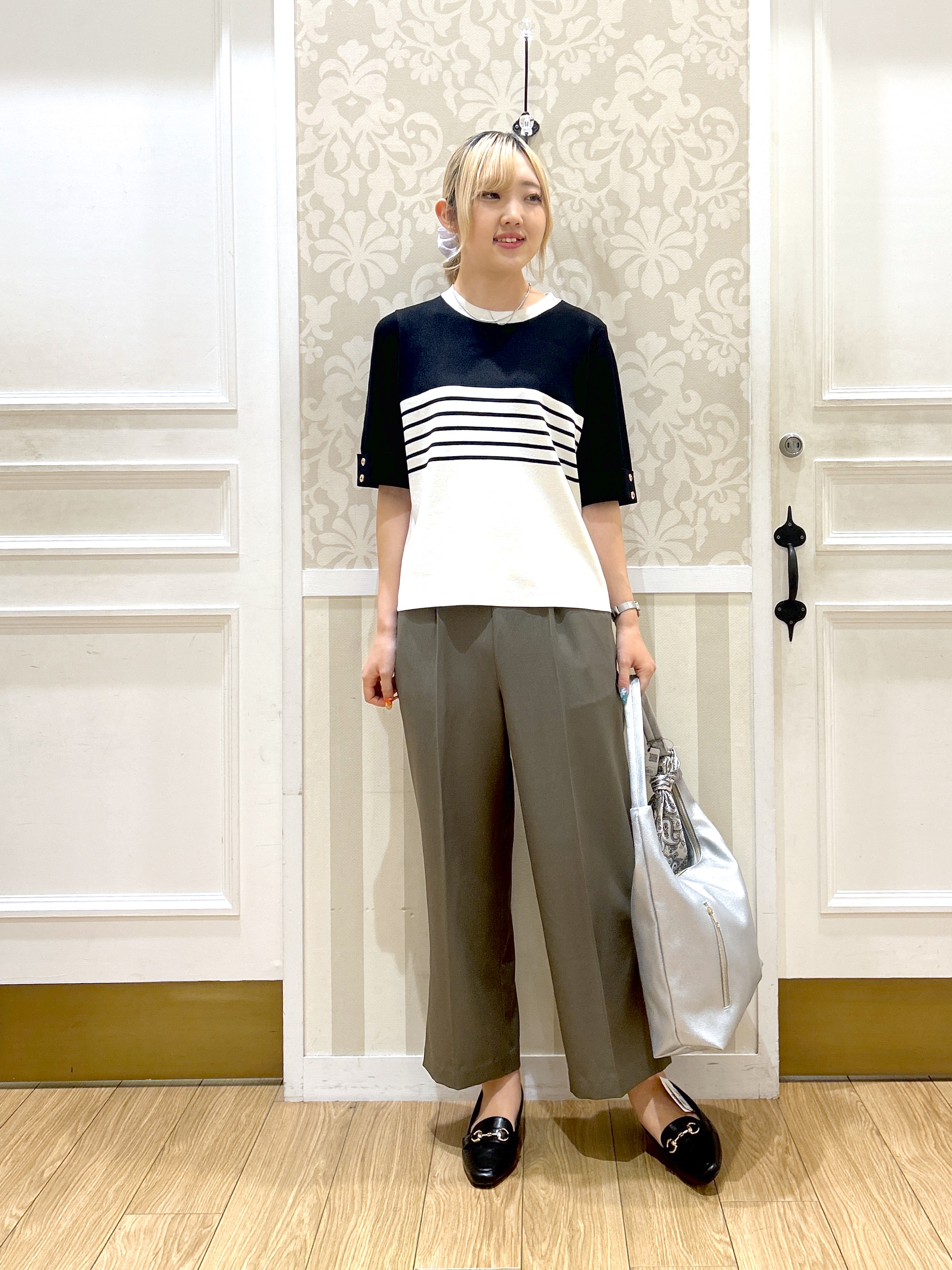 望 愛さんの「grove｜新色追加！【シリーズ累計36万枚/名品ニット】やわらかドライタッチ 袖メッシュ編みニット」を使ったコーディネート