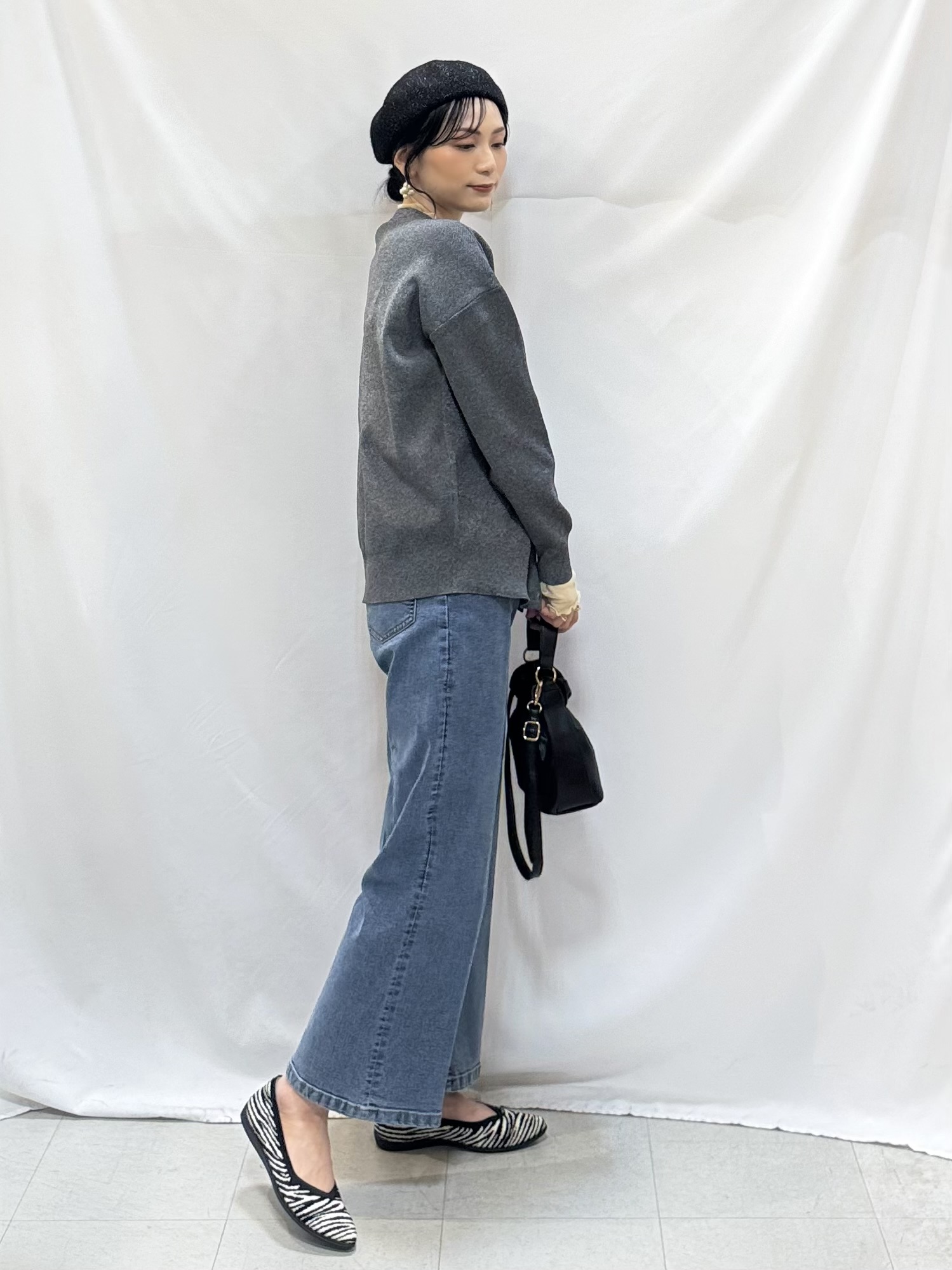 𝐇𝐢𝐫𝐨𝐦𝐢さんの「SHOO･LA･RUE｜【セットアップ可/洗濯機可】軽やかに羽織れる スポンディッシュ ニットカーディガン」を使ったコーディネート
