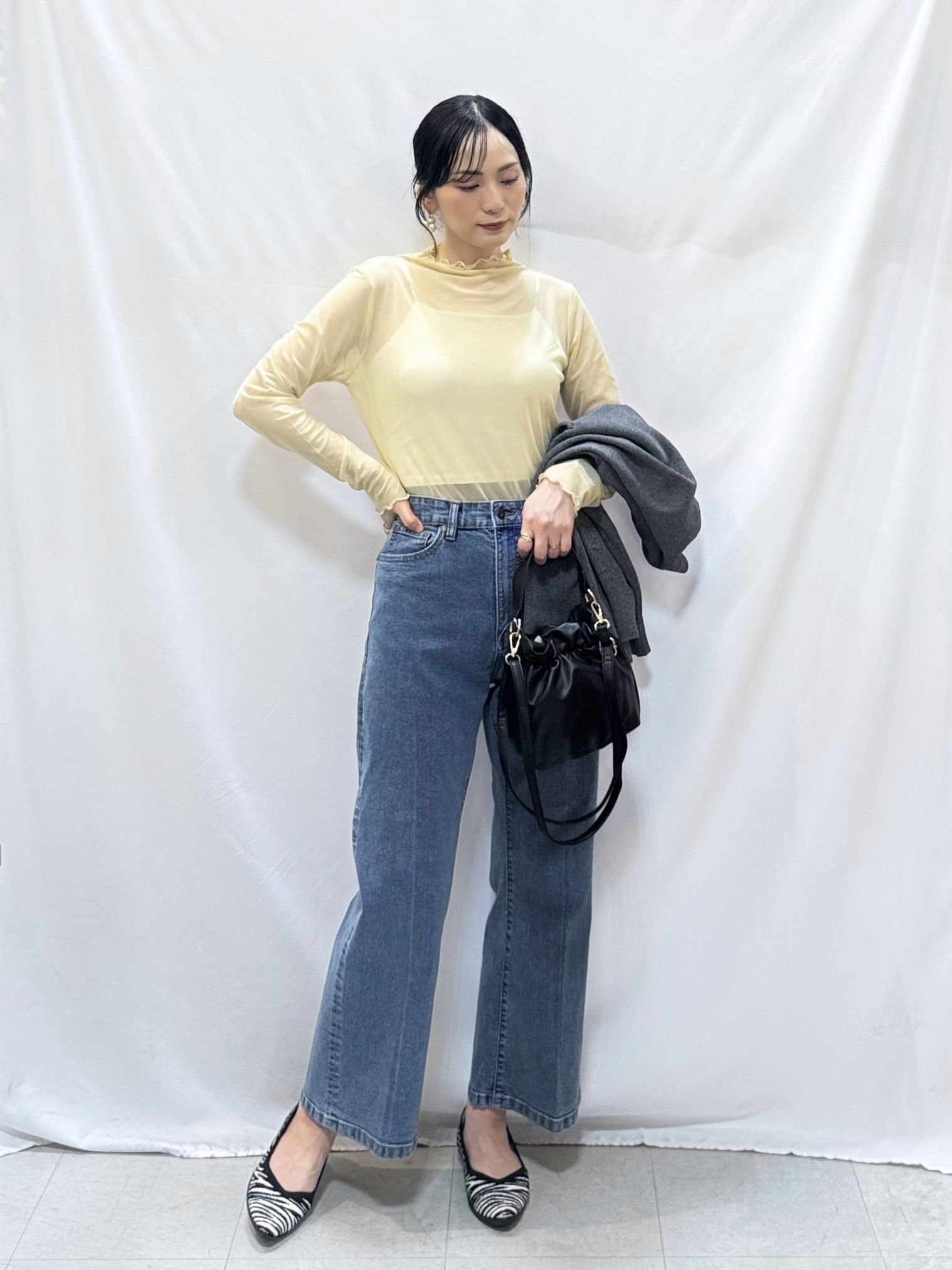 𝐇𝐢𝐫𝐨𝐦𝐢さんの「SHOO･LA･RUE｜【セットアップ可/洗濯機可】軽やかに羽織れる スポンディッシュ ニットカーディガン」を使ったコーディネート