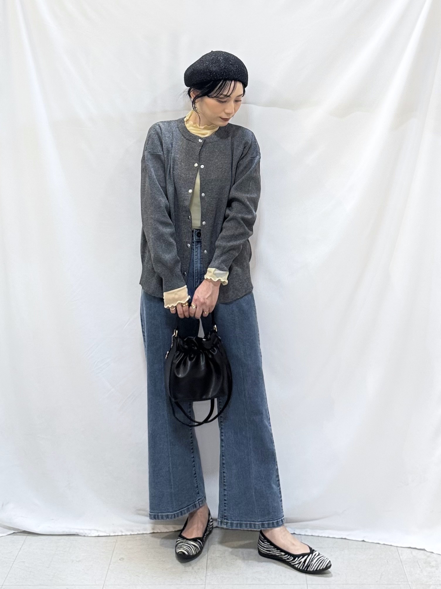 𝐇𝐢𝐫𝐨𝐦𝐢さんの「SHOO･LA･RUE｜【セットアップ可/洗濯機可】軽やかに羽織れる スポンディッシュ ニットカーディガン」を使ったコーディネート