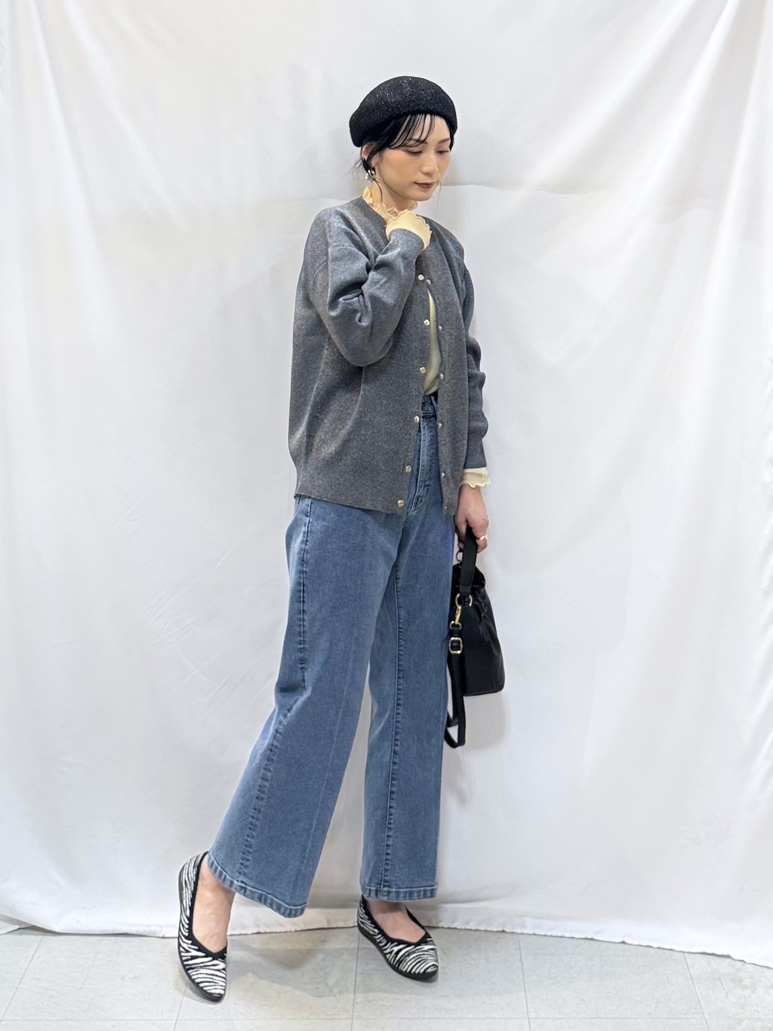 𝐇𝐢𝐫𝐨𝐦𝐢さんの「SHOO･LA･RUE｜【セットアップ可/洗濯機可】軽やかに羽織れる スポンディッシュ ニットカーディガン」を使ったコーディネート