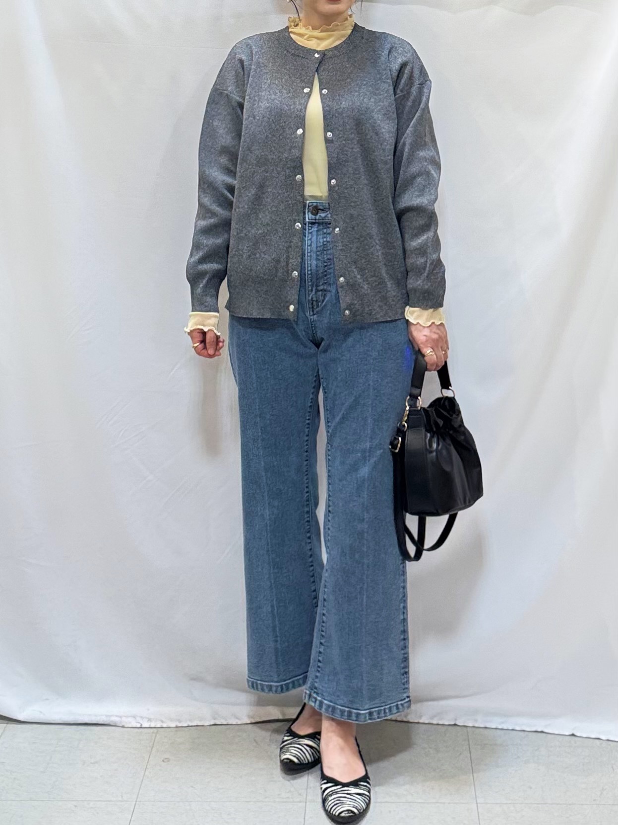 𝐇𝐢𝐫𝐨𝐦𝐢さんの「SHOO･LA･RUE｜【セットアップ可/洗濯機可】軽やかに羽織れる スポンディッシュ ニットカーディガン」を使ったコーディネート