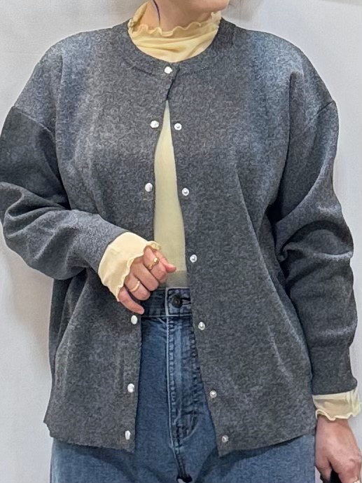 𝐇𝐢𝐫𝐨𝐦𝐢さんの「SHOO･LA･RUE｜【セットアップ可/洗濯機可】軽やかに羽織れる スポンディッシュ ニットカーディガン」を使ったコーディネート