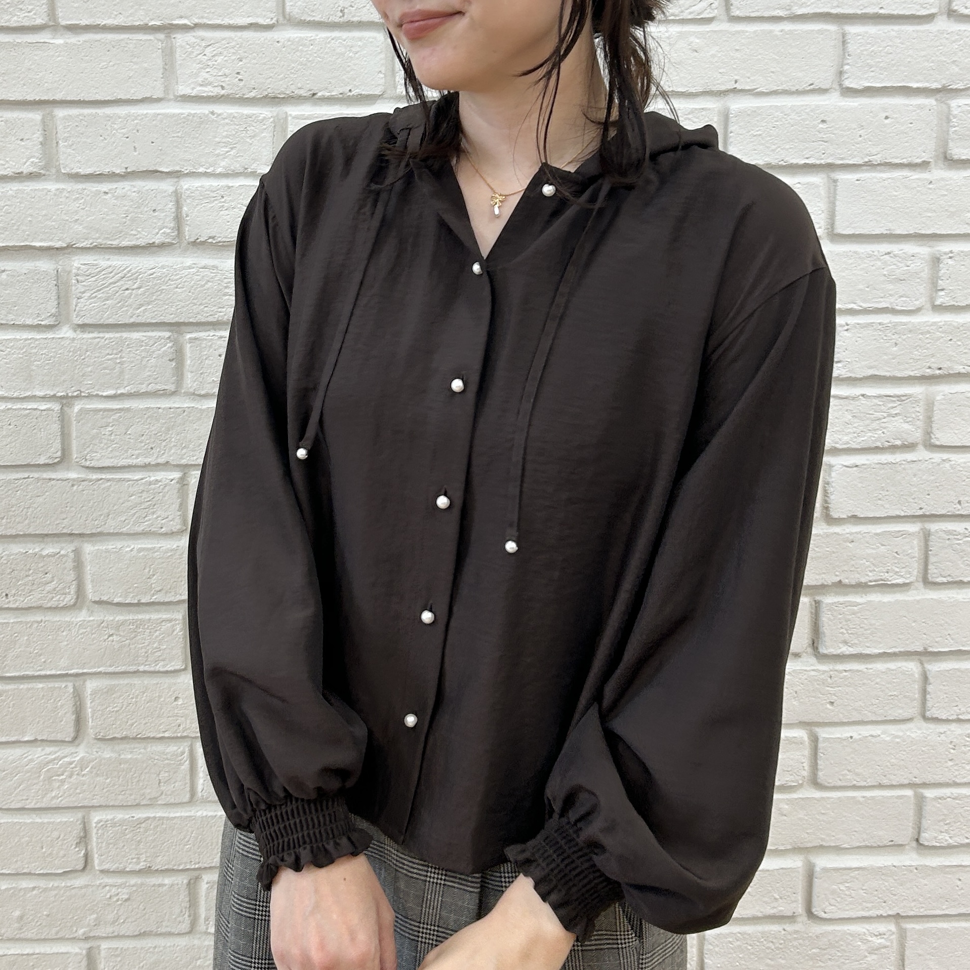 shinoさんの「Couture brooch｜【大人可愛いフーディー】愛されシアーシャツ」を使ったコーディネート