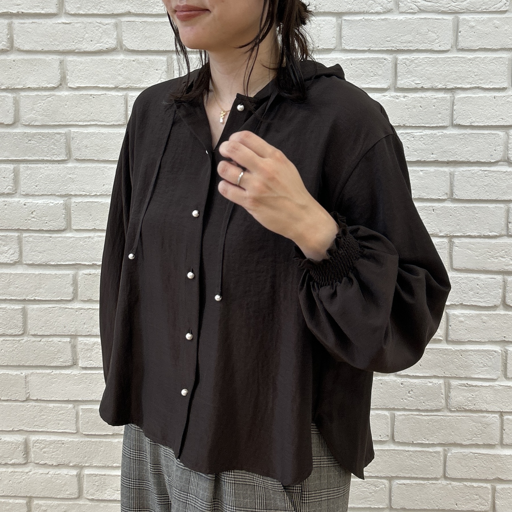 shinoさんの「Couture brooch｜【大人可愛いフーディー】愛されシアーシャツ」を使ったコーディネート