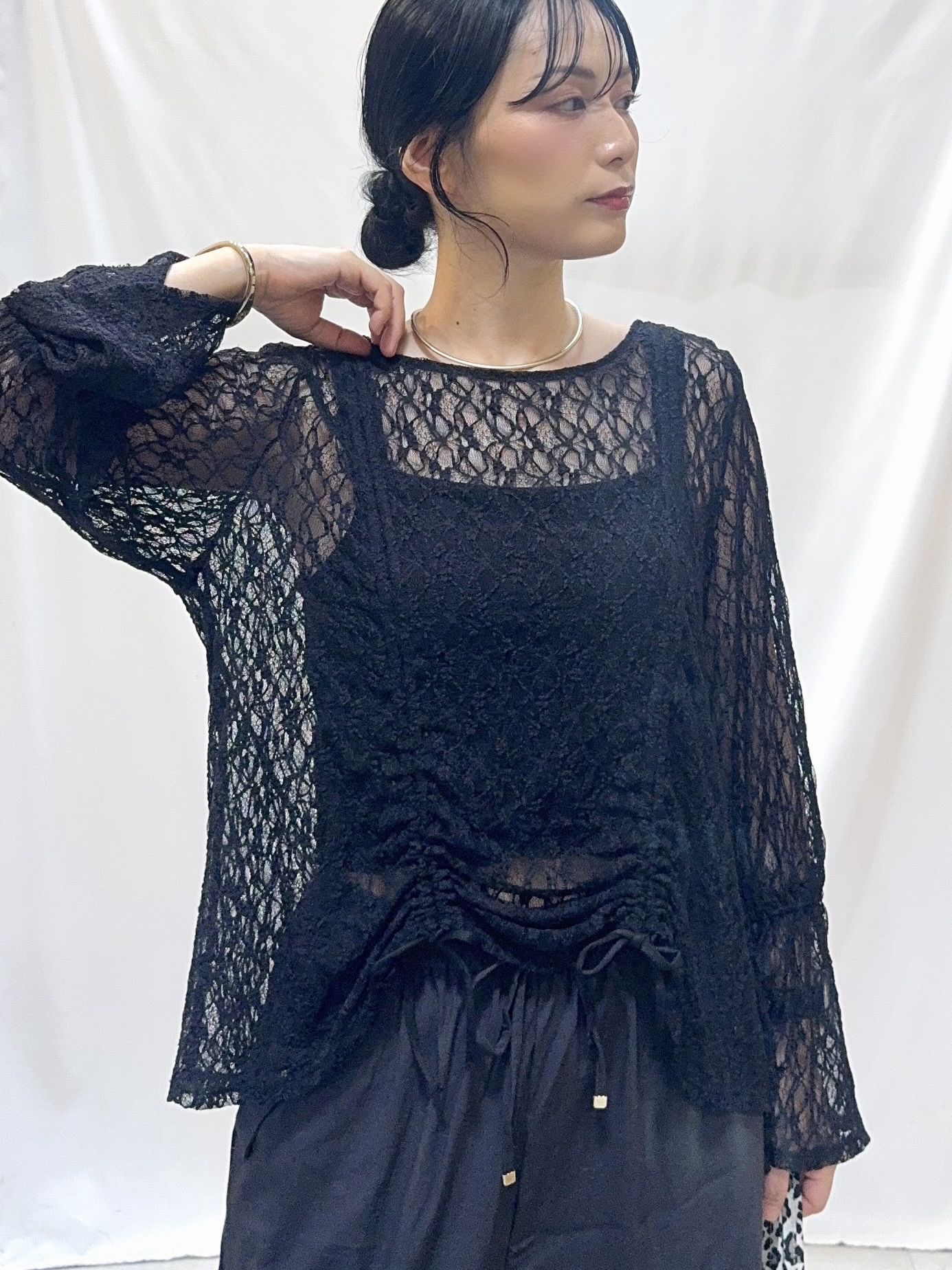 𝐇𝐢𝐫𝐨𝐦𝐢さんの「SHOO･LA･RUE｜レースで華やかに映える 旬な透け感の レースシャーリングトップス」を使ったコーディネート