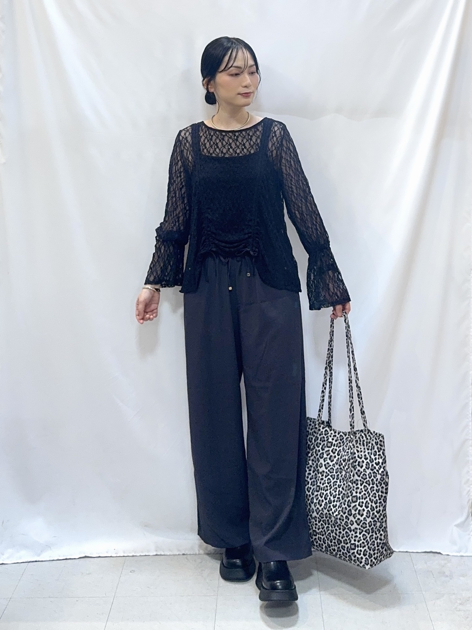 𝐇𝐢𝐫𝐨𝐦𝐢さんの「SHOO･LA･RUE｜レースで華やかに映える 旬な透け感の レースシャーリングトップス」を使ったコーディネート