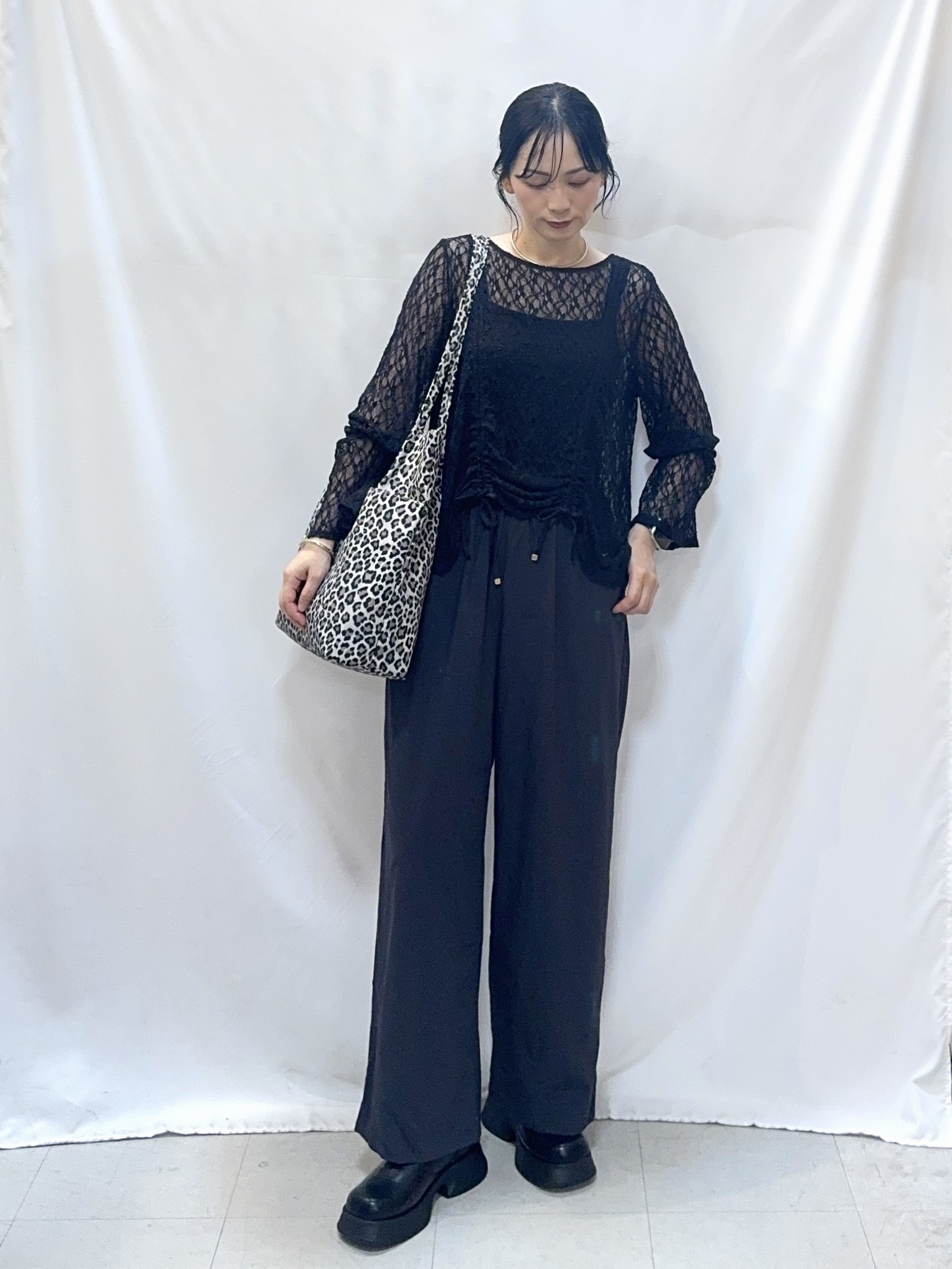 𝐇𝐢𝐫𝐨𝐦𝐢さんの「SHOO･LA･RUE｜レースで華やかに映える 旬な透け感の レースシャーリングトップス」を使ったコーディネート