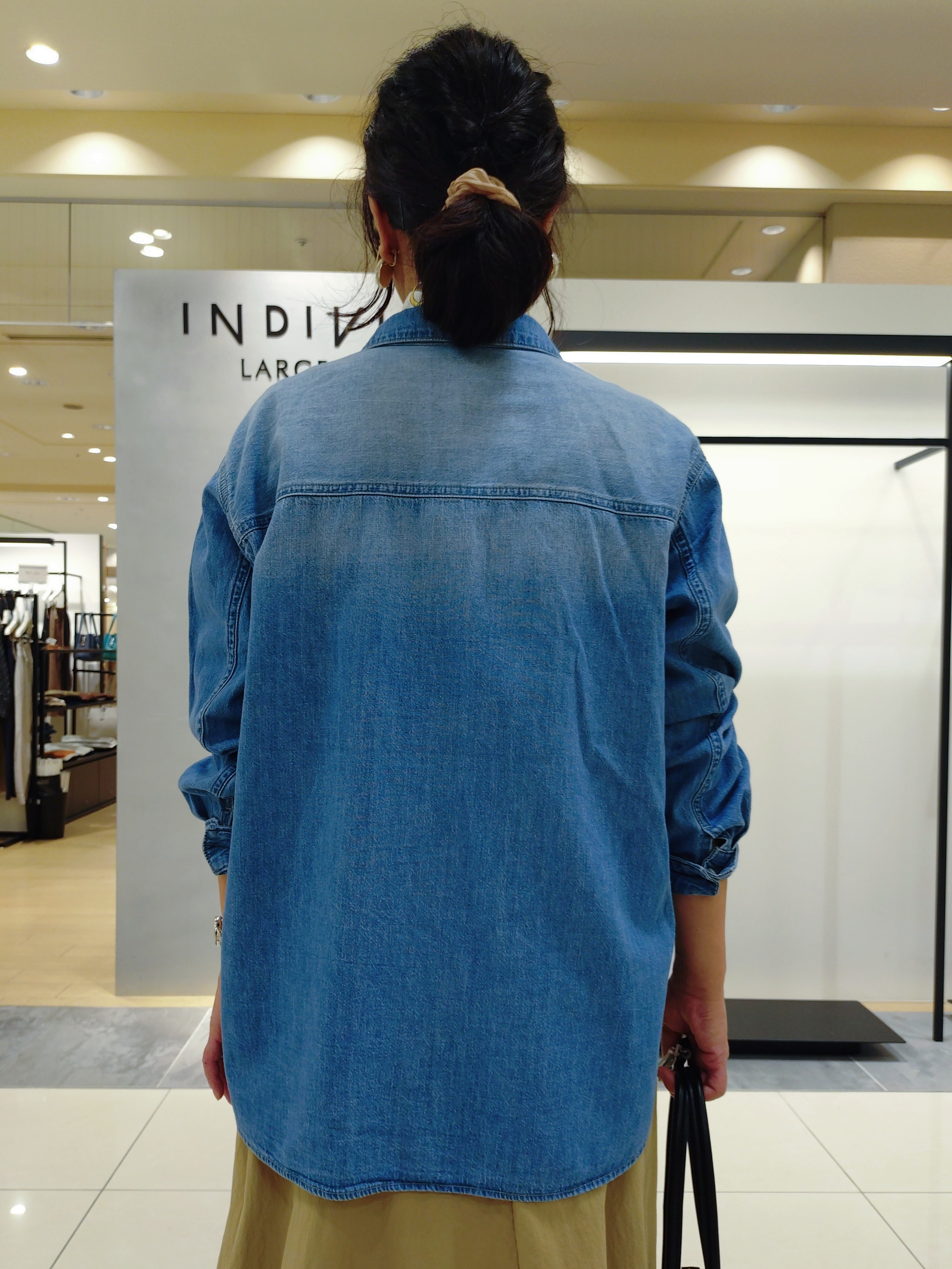 TOMOMIさんの「INDIVI｜【洗える／体型カバー】ライトデニム ワークシャツ」を使ったコーディネート