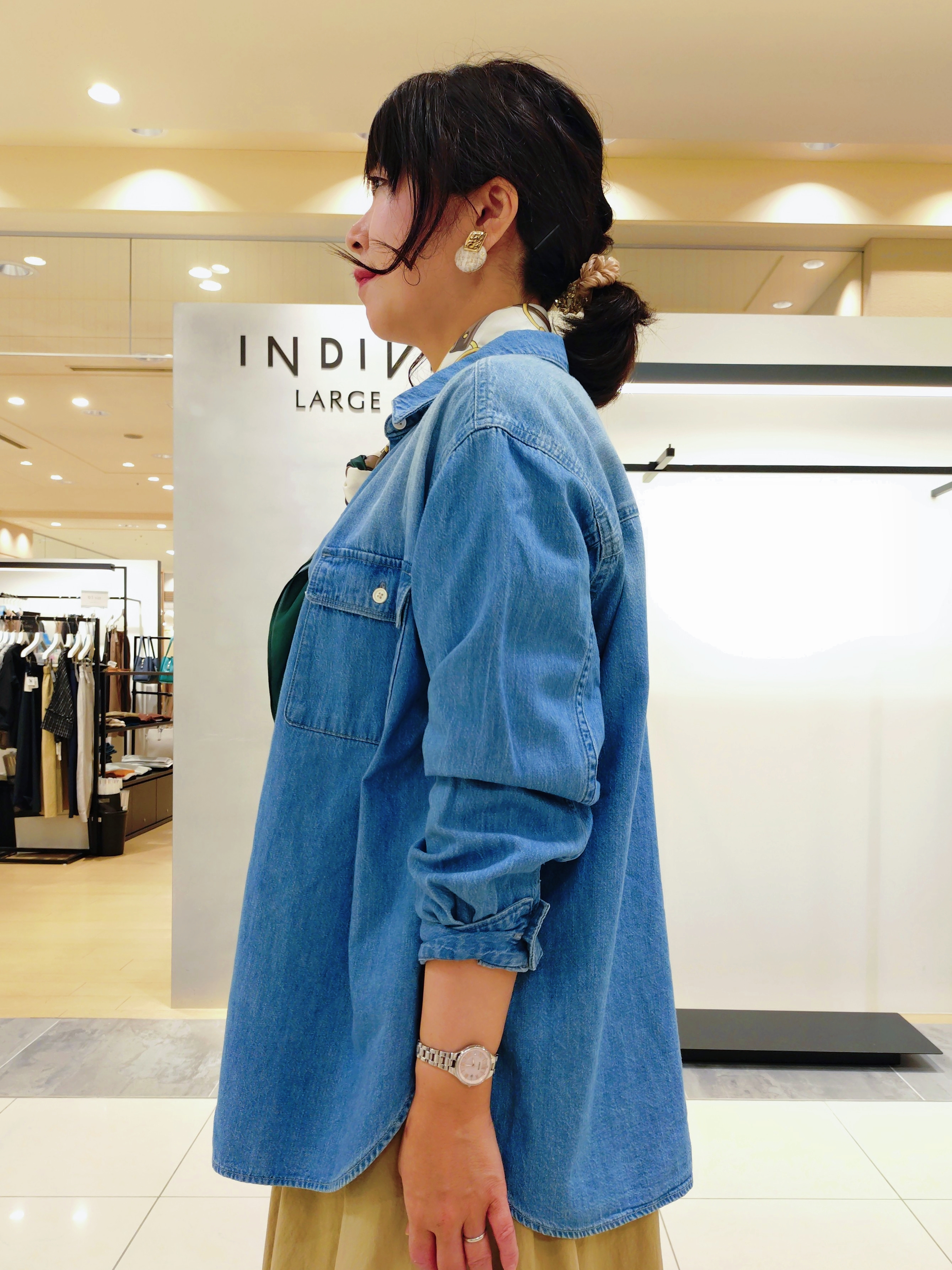 TOMOMIさんの「INDIVI｜【洗える／体型カバー】ライトデニム ワークシャツ」を使ったコーディネート